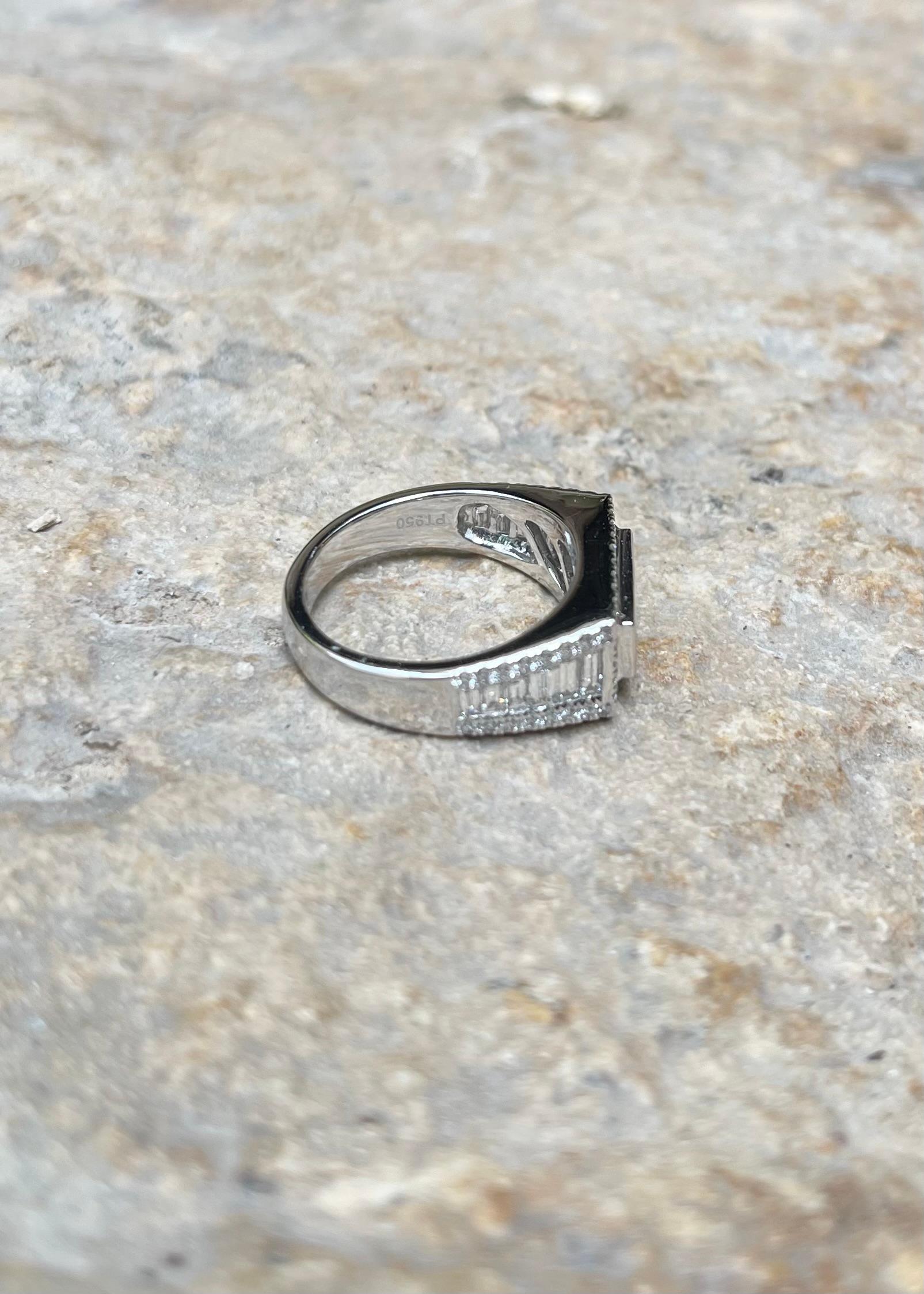 Anello con diamante incastonato in platino 950 in vendita 9