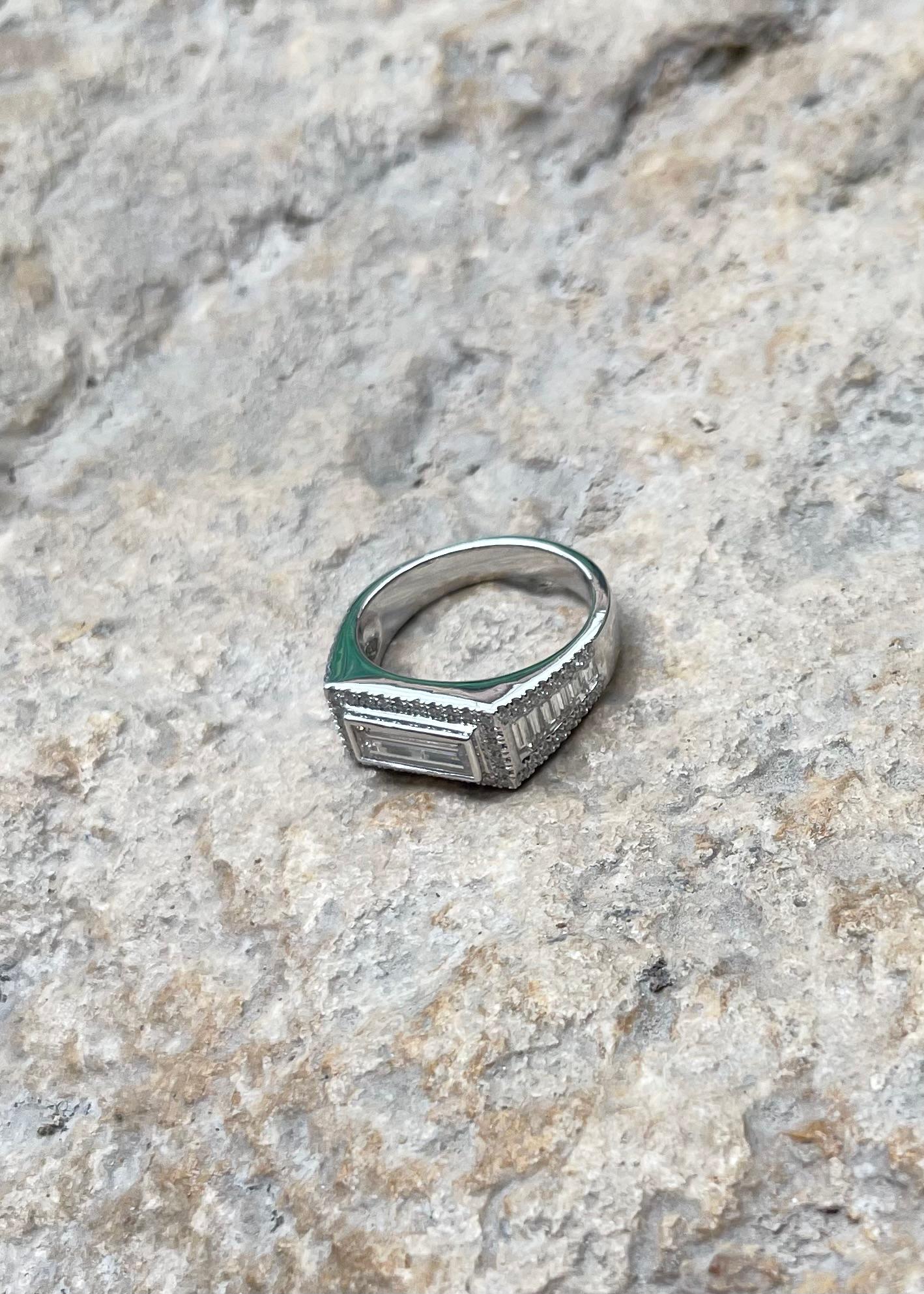 Anello con diamante incastonato in platino 950 in vendita 13