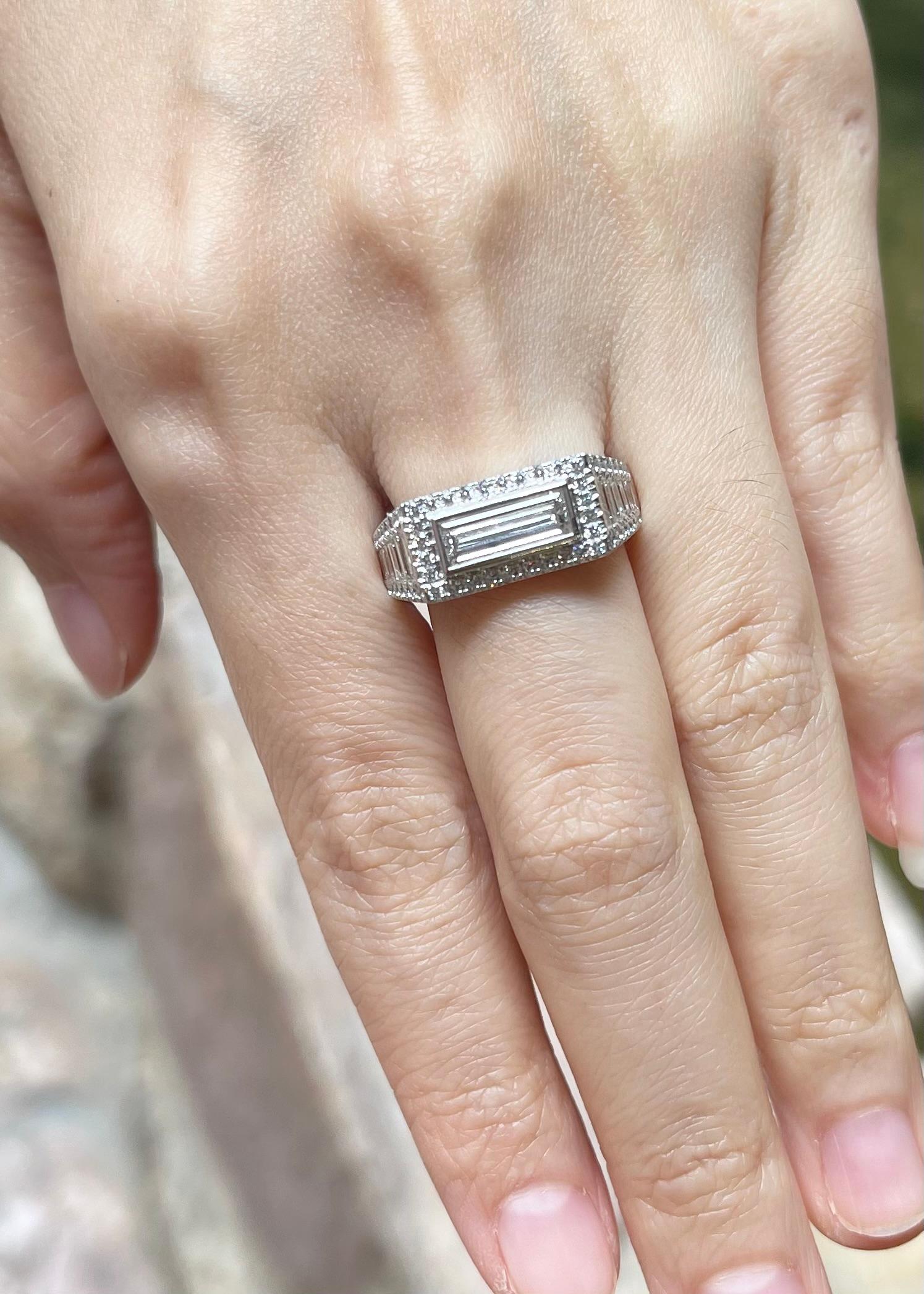 Contemporaneo Anello con diamante incastonato in platino 950 in vendita