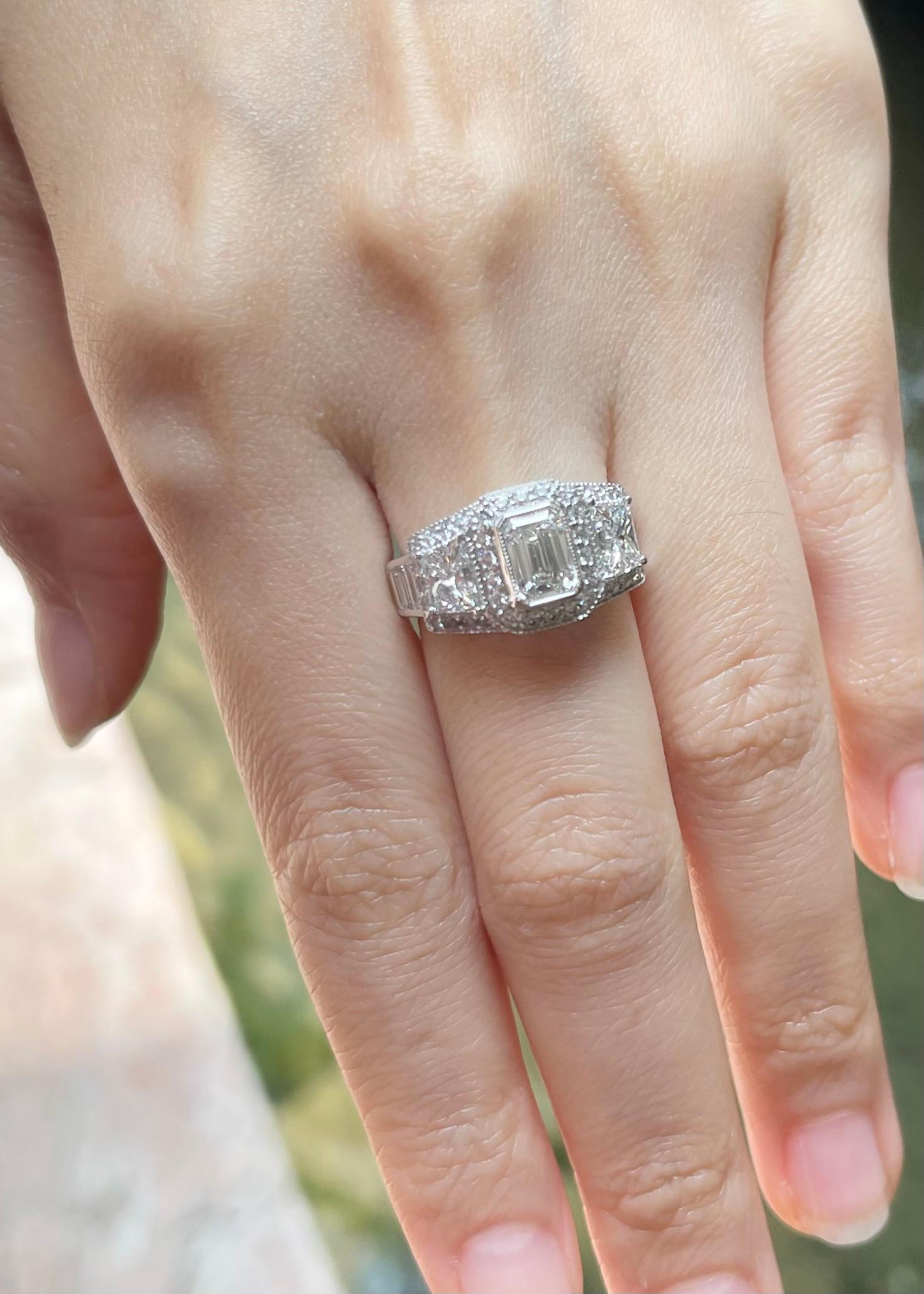Taglio smeraldo Anello con diamante incastonato in platino 950 in vendita