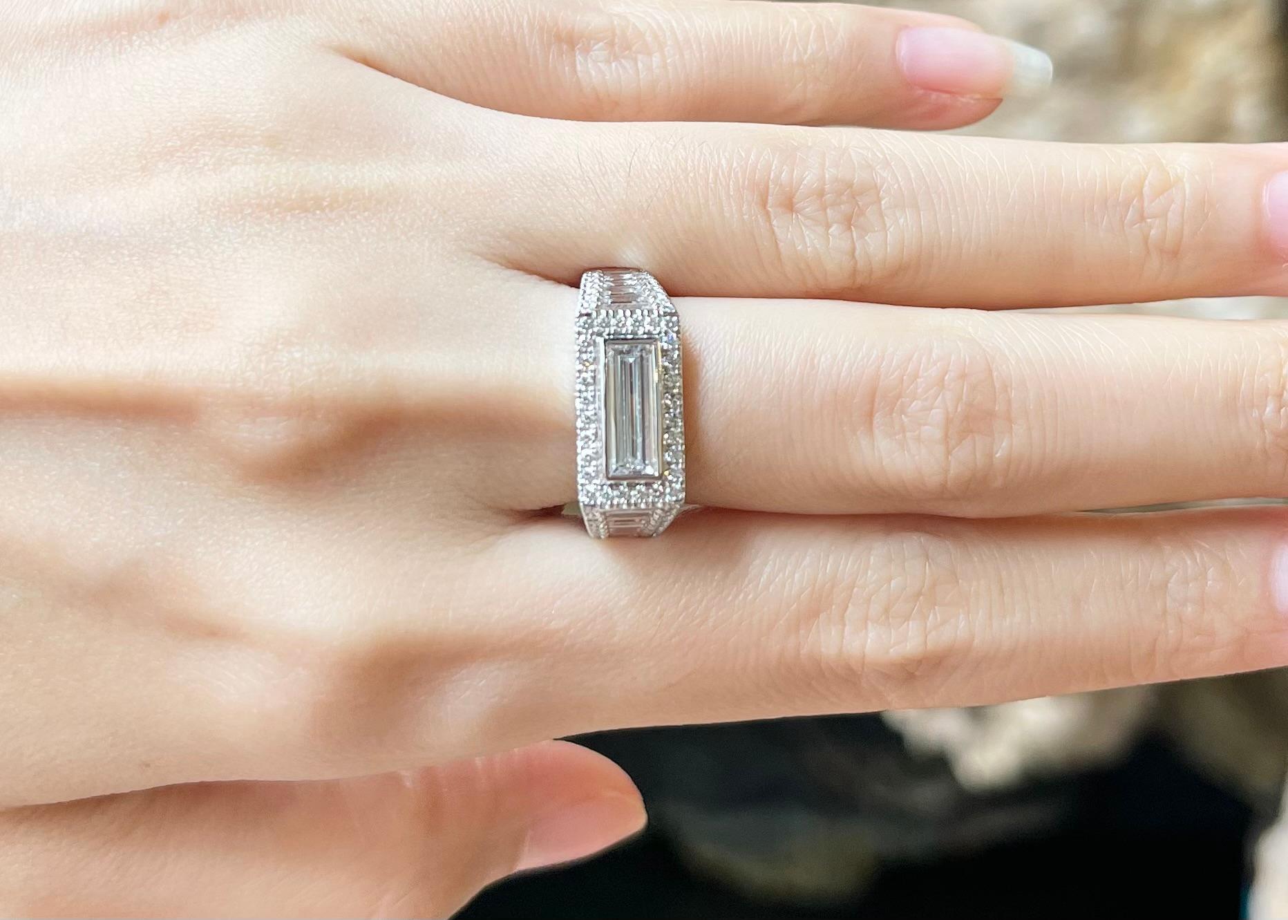 Taglio baguette Anello con diamante incastonato in platino 950 in vendita