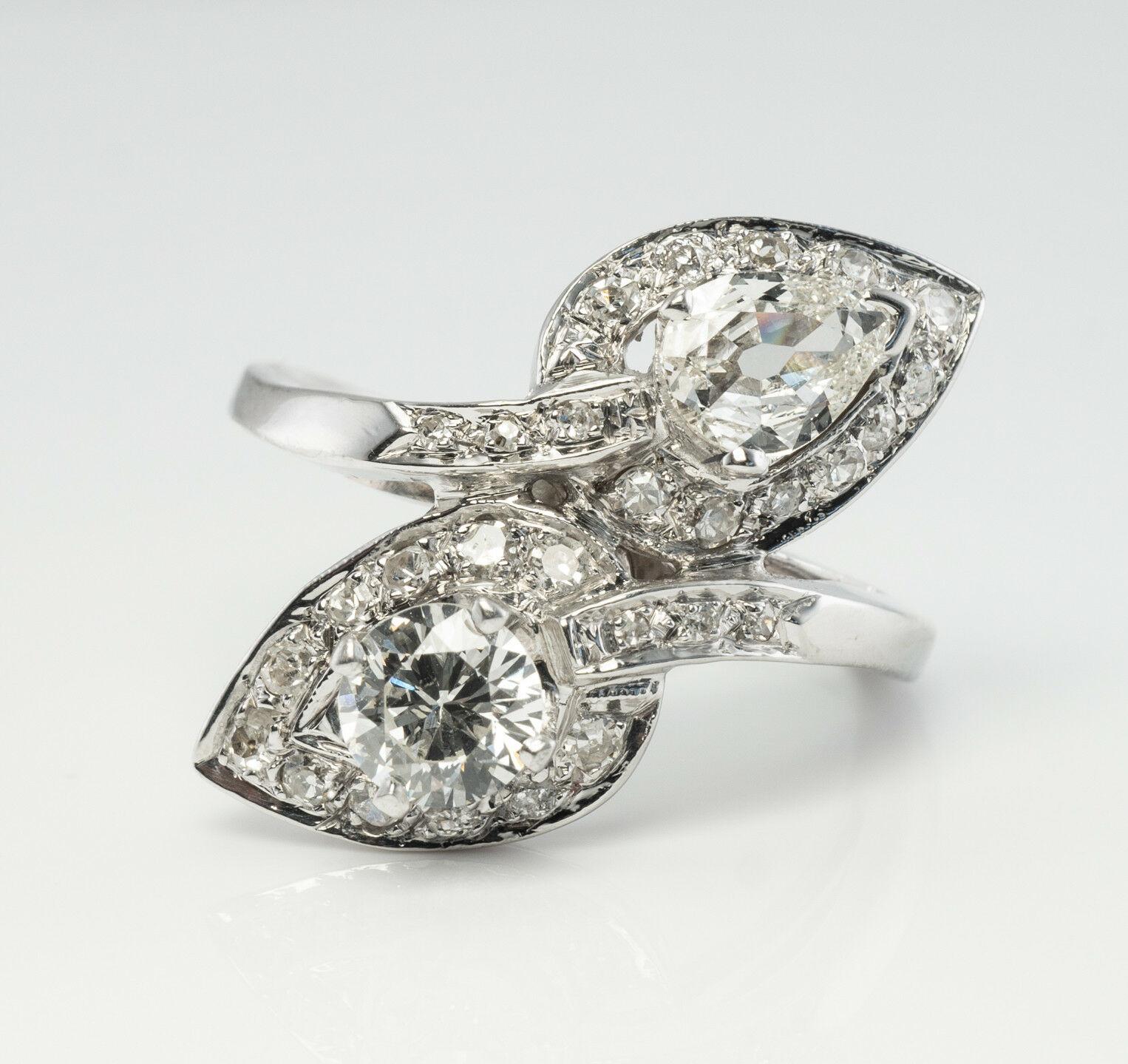 Dieser wunderschöne Vintage-Ring ist aus massivem 14 Karat Weißgold (gestempelt) gefertigt und mit weißen und feurigen Diamanten besetzt. Der Diamant im Birnenschliff ist 7 mm x 5 mm groß (0,75 Karat), der runde Diamant im Brillantschliff hat 0,85