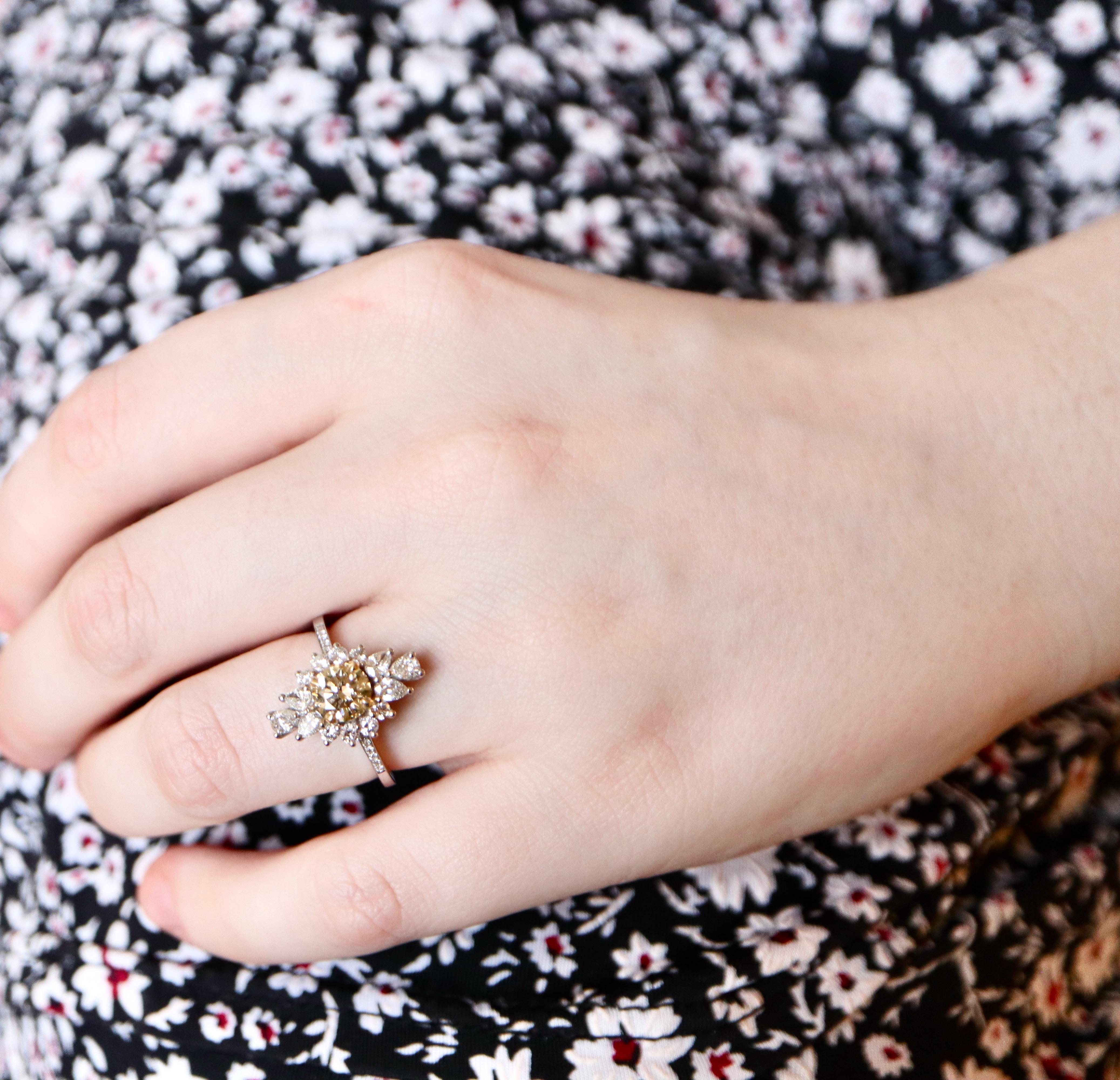 Bague en diamant brun jauneâtre fantaisie avec diamant central de 1,1 carat en vente 5