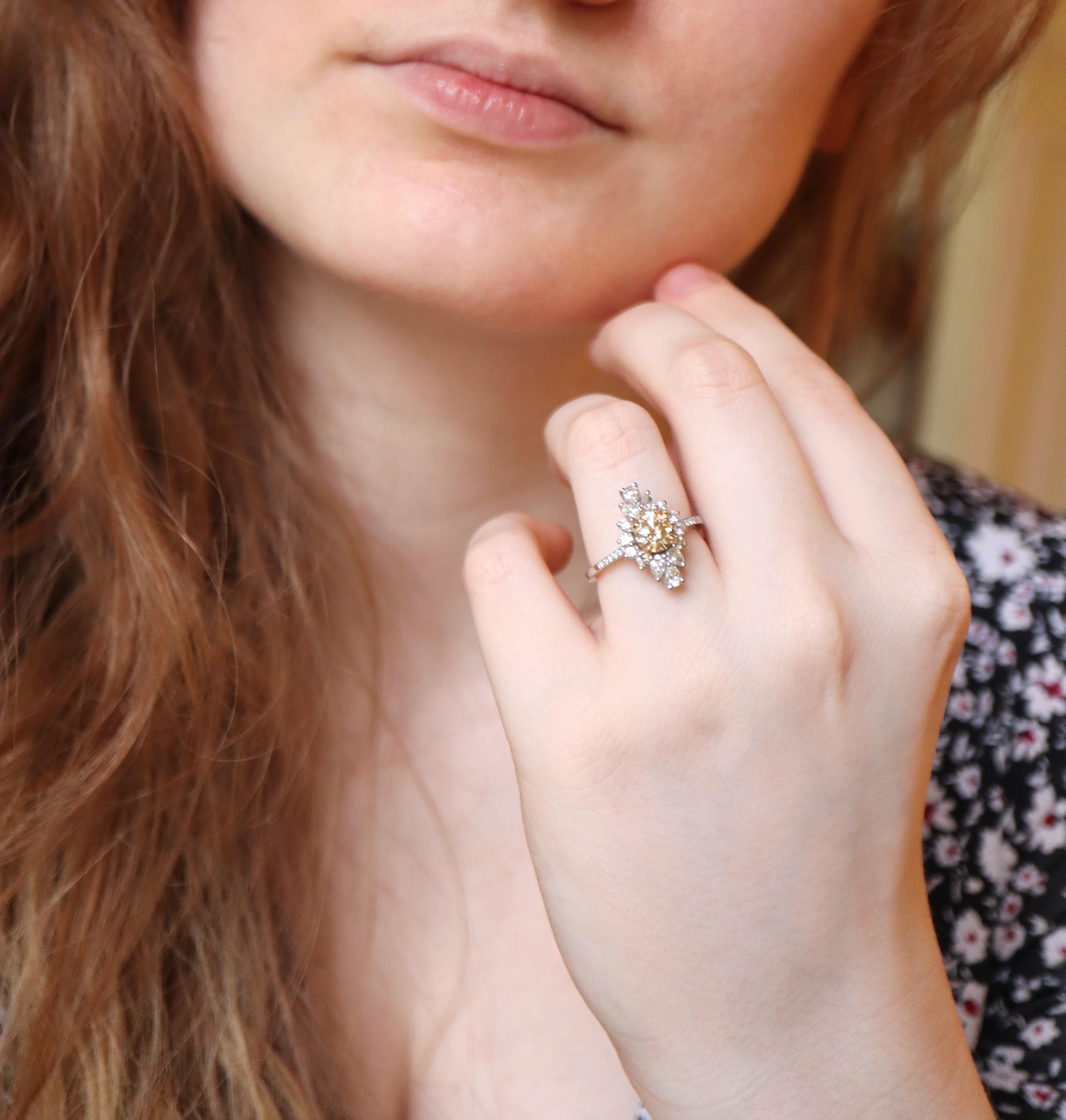 Taille brillant Bague en diamant brun jauneâtre fantaisie avec diamant central de 1,1 carat en vente