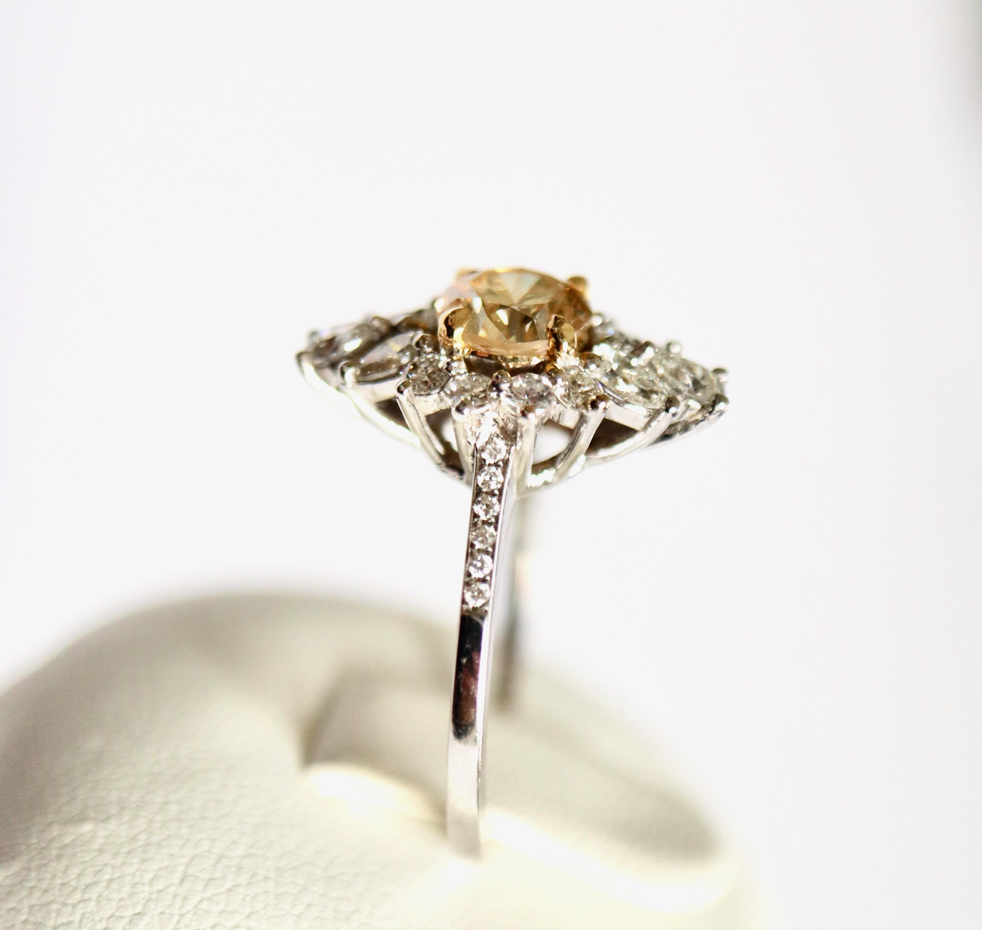 Diamond Ring with 1.1 Carat Central Diamond Fancy Yellowish Brown In Good Condition For Sale In Paris, FR