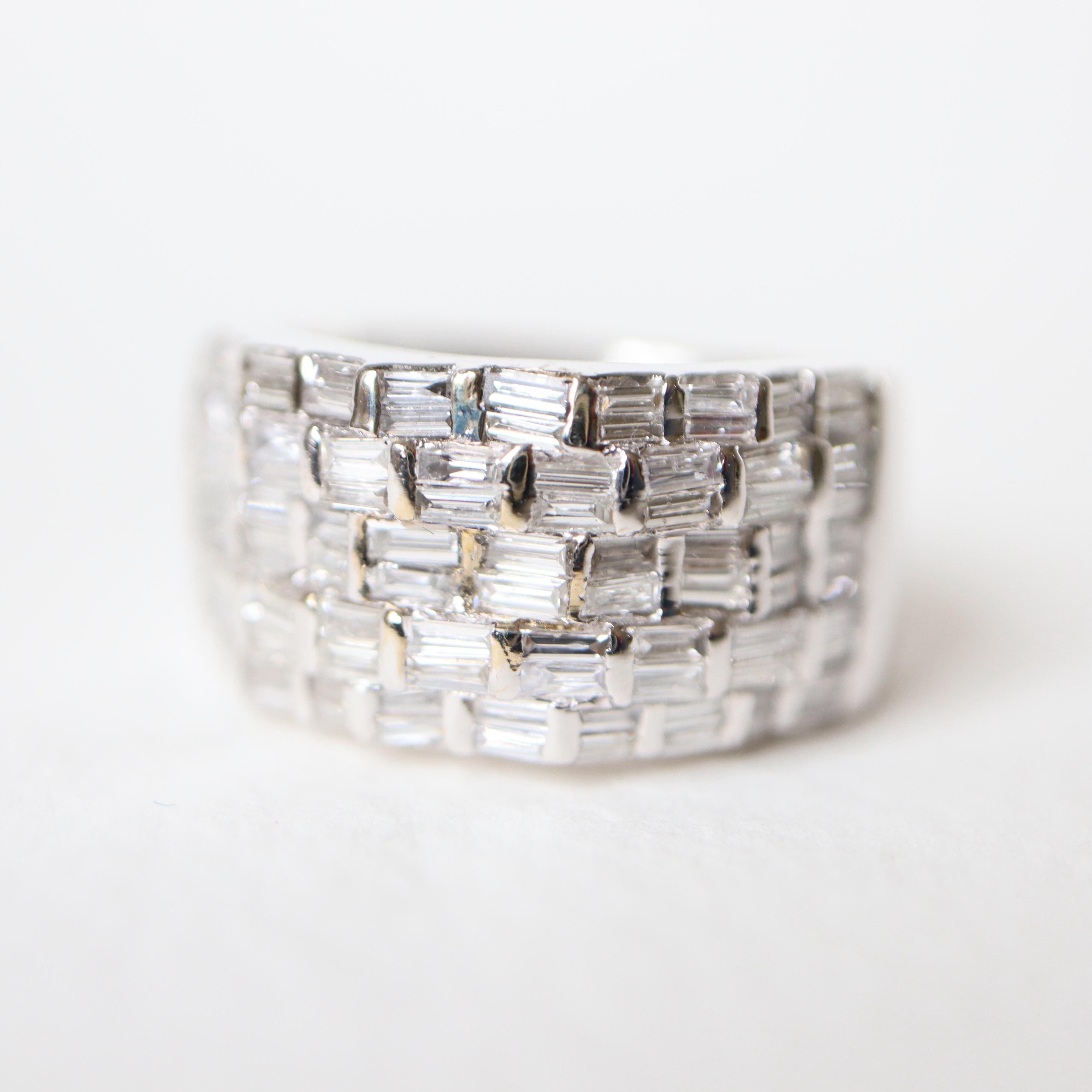 Anello in oro bianco 18 kt e diamanti Baguettes per 1,7 carati
Anello in oro bianco 18 kt con 96 diamanti Baguette incastonati 2 a 2 in 5 file per circa 1,7 carati. I cinque gradi sono frenetici a ondate.
Diametro 17,5 FR taglia 55 US taglia
