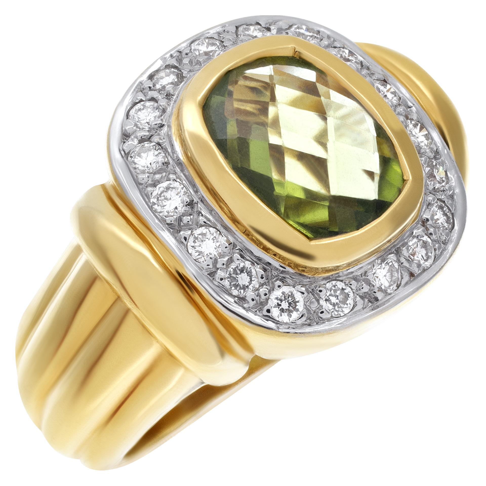 Ring mit Diamanten und Peridot, gefasst in 18 Karat Gelbgold mit ca. 0,72 Karat Diamanten. Mittelstein Peridot ca. 1 1/2 Karat. Breite am Kopf: 14.5 mm, Breite am Schaft: 4,0 mm. Größe 4,75.

Dieser Ring ist derzeit Größe 4,75 und einige Artikel
