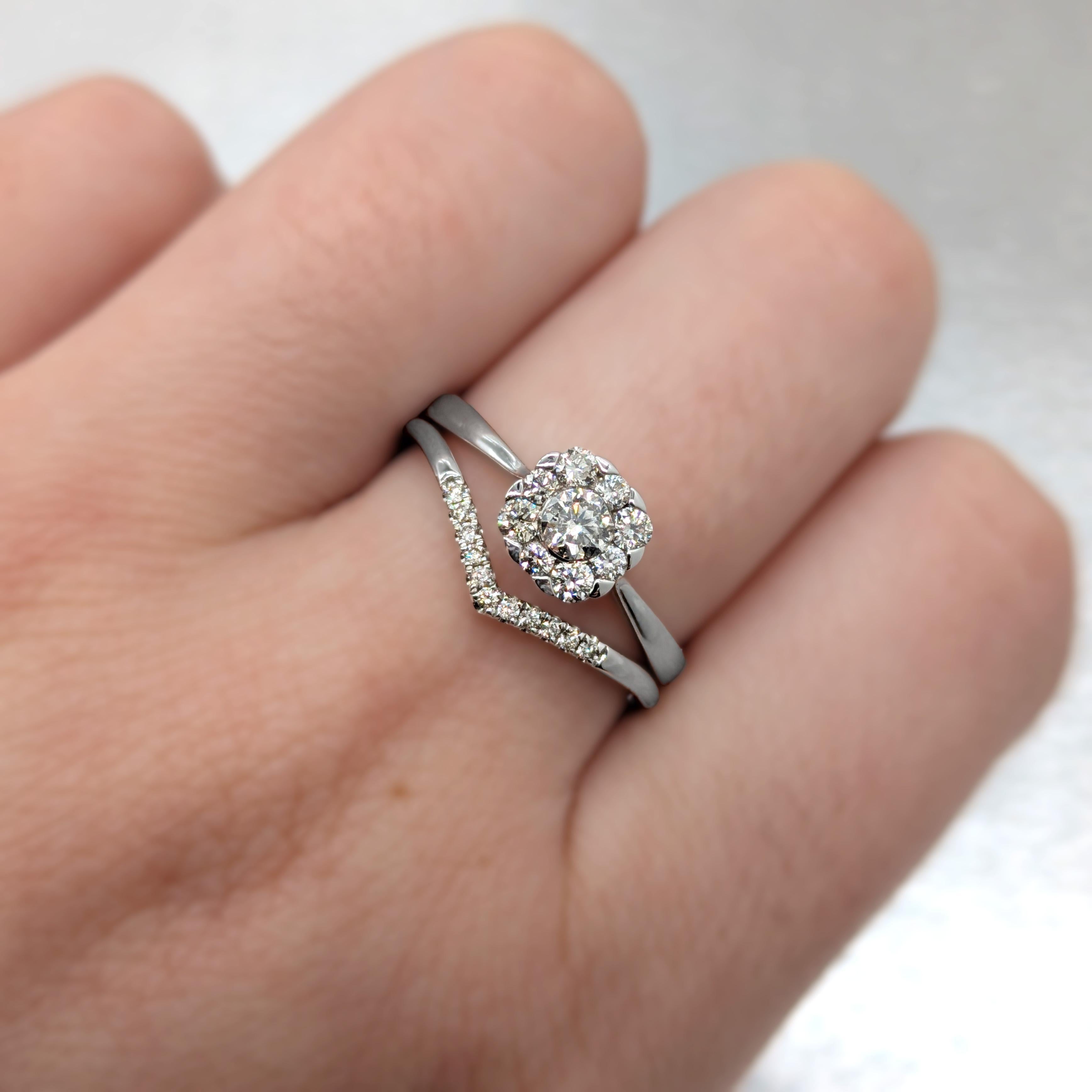 Elegante mais audacieuse, cette bague en diamant est ornée d'une brillante pierre centrale ronde de 6,5 mm de diamètre, rehaussée de véritables diamants minés par la terre. Fabriqué en or blanc massif 14k, il constitue une déclaration intemporelle