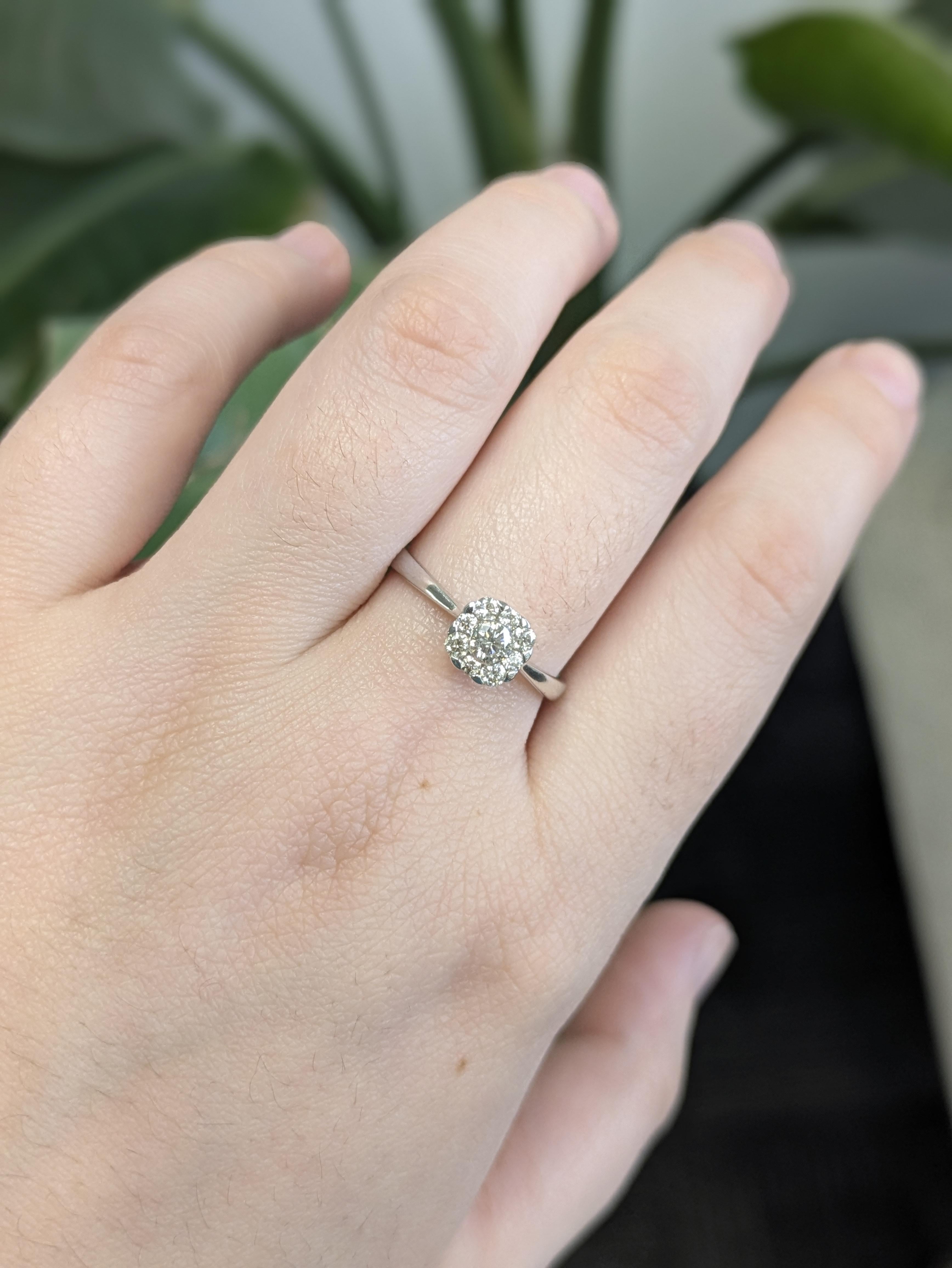 Contemporain Bague en diamant avec accents en diamant miné par la terre : Or blanc massif 14k, rond 6.5mm en vente