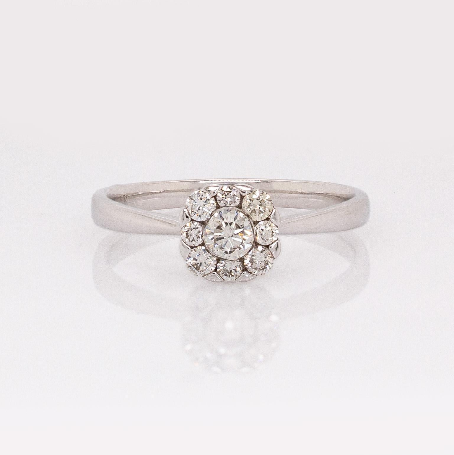 Taille ronde Bague en diamant avec accents en diamant miné par la terre : Or blanc massif 14k, rond 6.5mm en vente