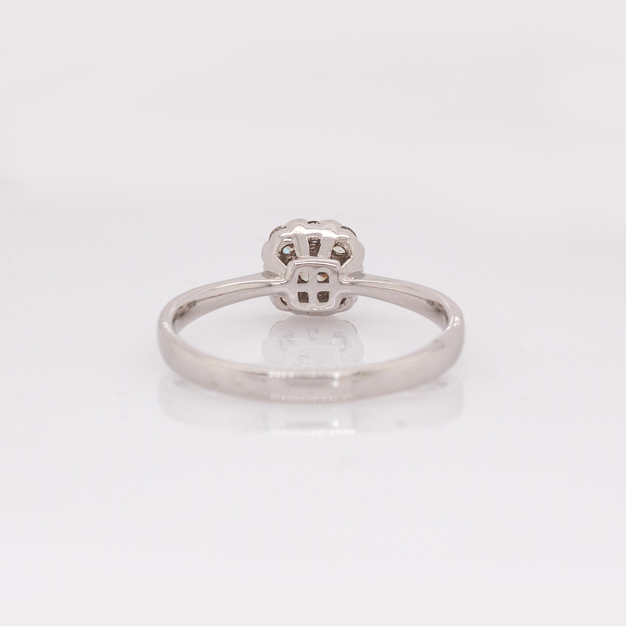 Bague en diamant avec accents en diamant miné par la terre : Or blanc massif 14k, rond 6.5mm en vente 1
