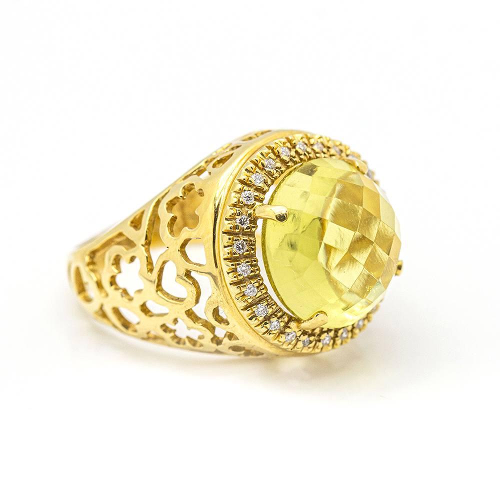 Yellow Gold and Lemon Quartz Ring for woman : 26X Brilliant Cut Diamonds with a total weight of 0,17 cts., in G/VS quality : 1x 14mm Lemon Quartz : 18kt Yellow Gold : 9,50 grams : Size 15,5 : Brand new product : Ref:D359671LF