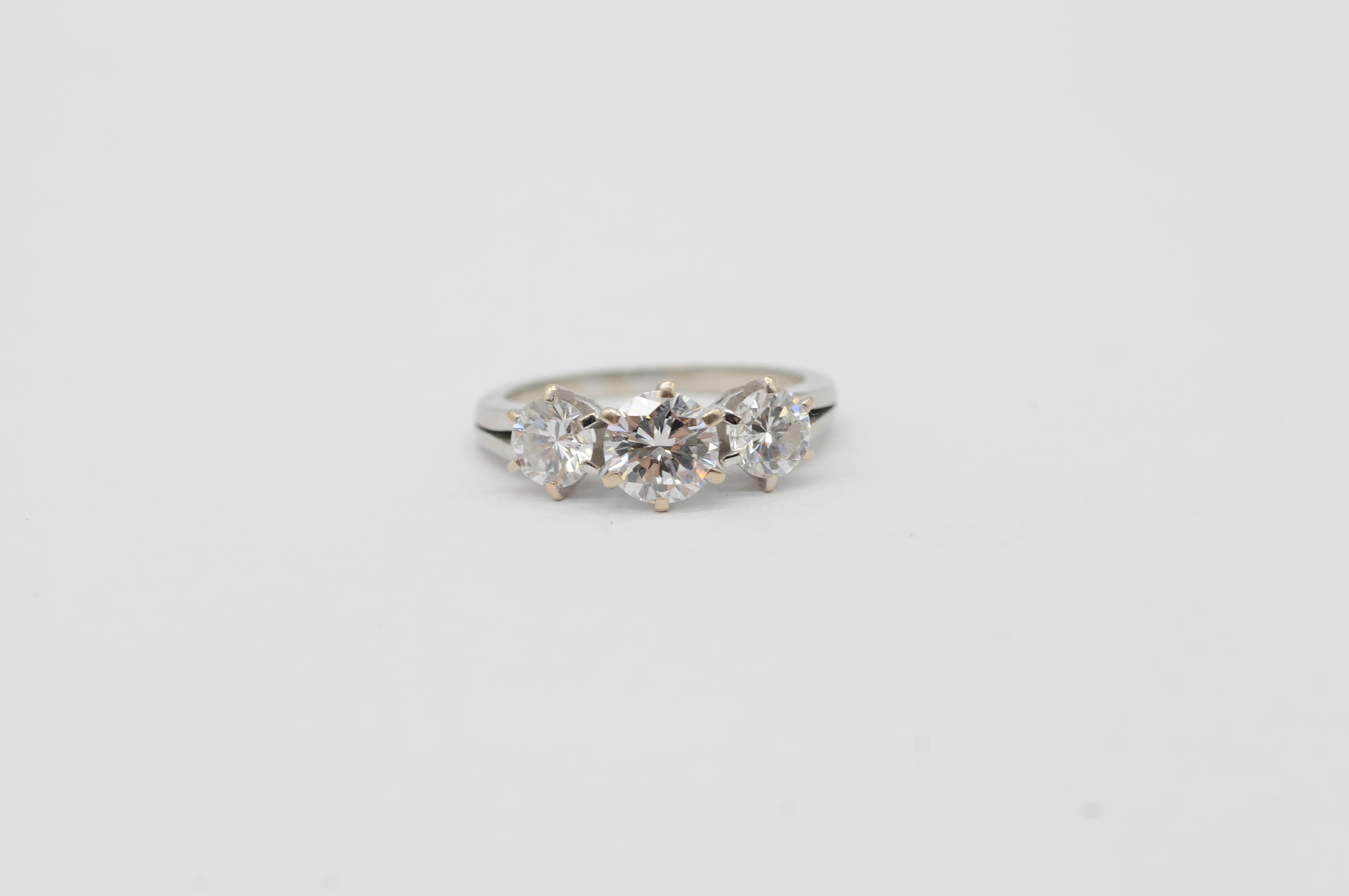 Taglio brillante Anello con tre diamanti IF (internally flawless), colore:F in vendita