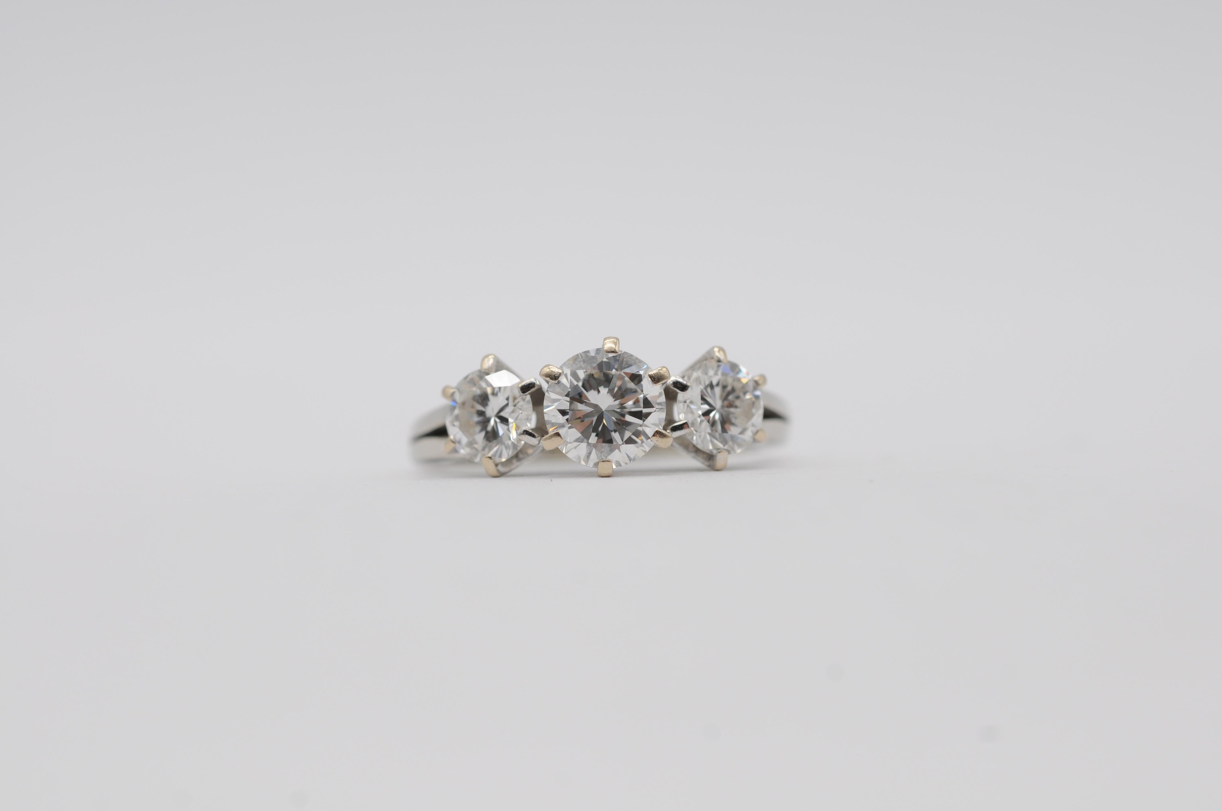Anello con tre diamanti IF (internally flawless), colore:F In condizioni buone in vendita a Berlin, BE