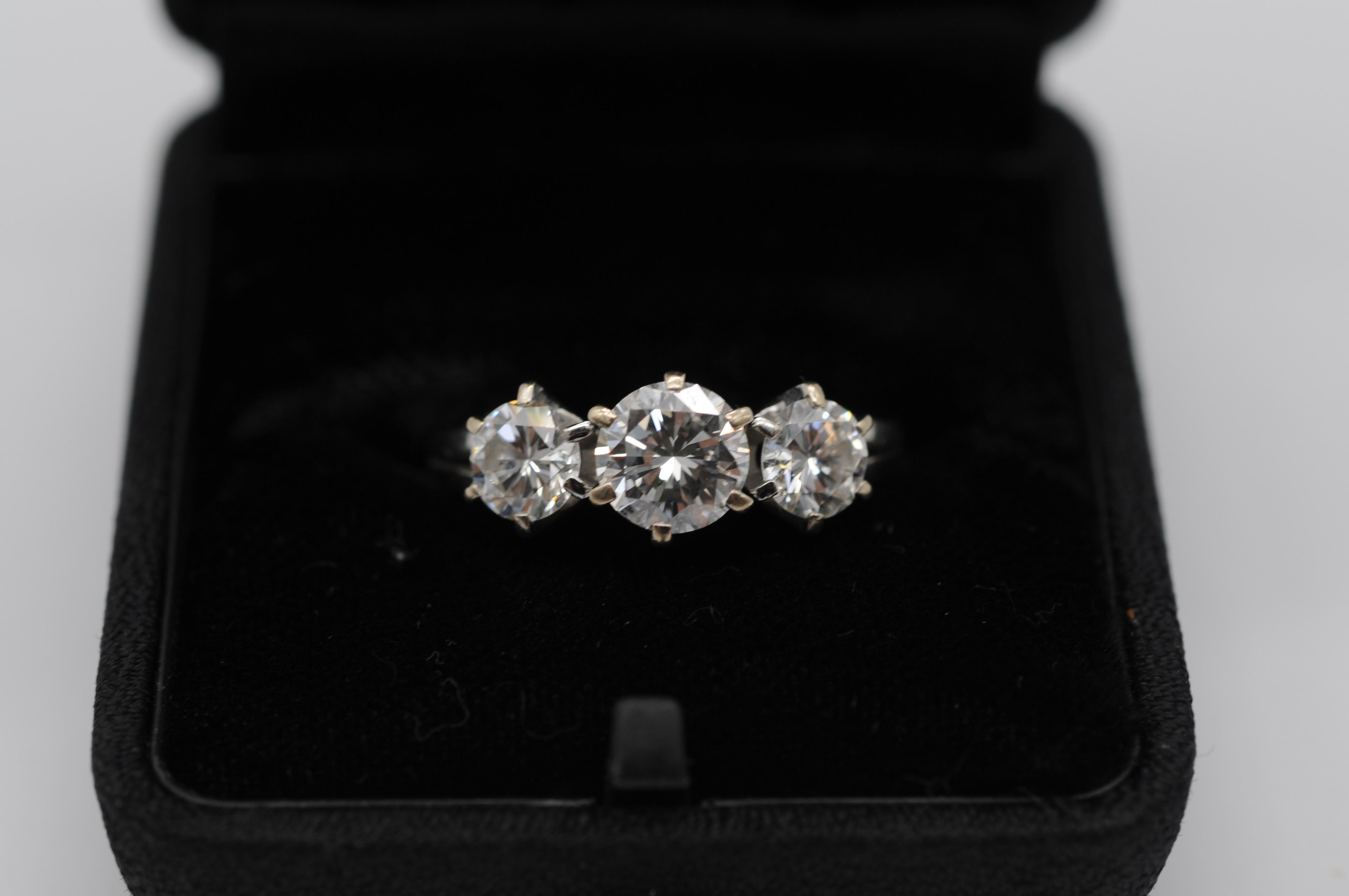 Anello con tre diamanti IF (internally flawless), colore:F in vendita 1