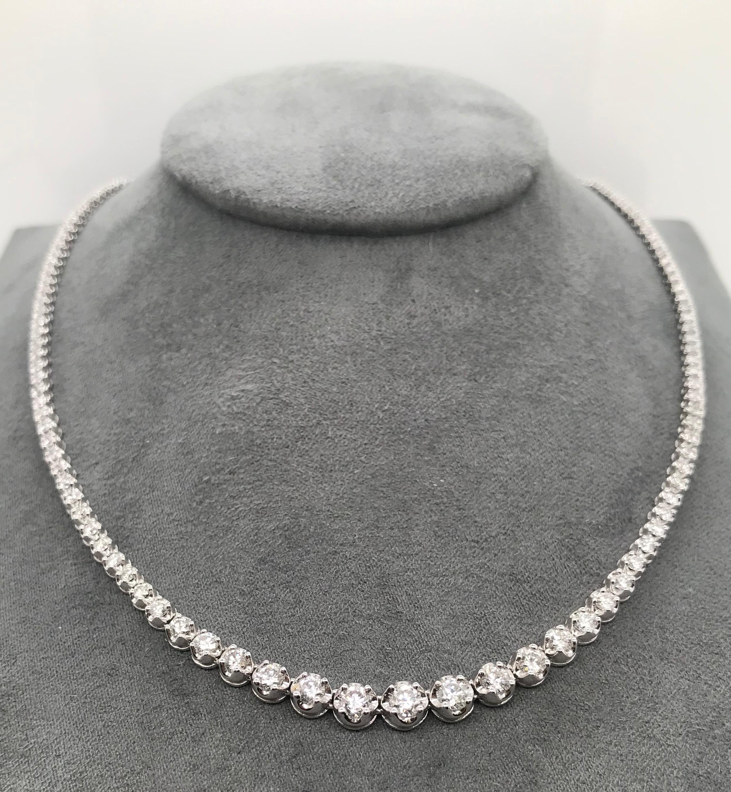 Diamond River Necklaces 
Composed of a line of Round cut diamonds, mounted in White gold 18K
L.: 38 cm
158 White Diamonds 3.000 Ct color H purity SI
White Gold 15,90 Grams