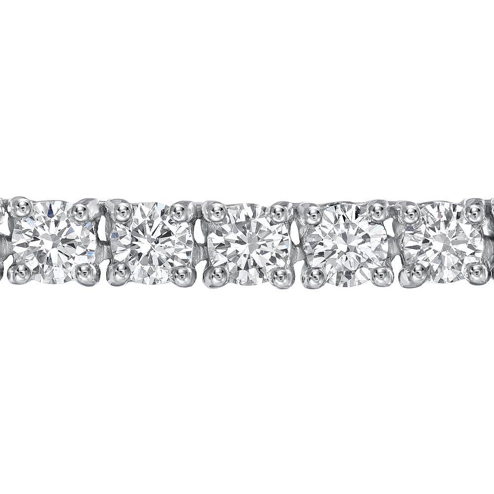 Klassische Diamant-Tennis-Halskette aus 14 Karat Weißgold, besetzt mit runden Brillanten von insgesamt ca. 4,68 Karat, Farbe F und Reinheit VS2.
Die Gesamtlänge beträgt 16