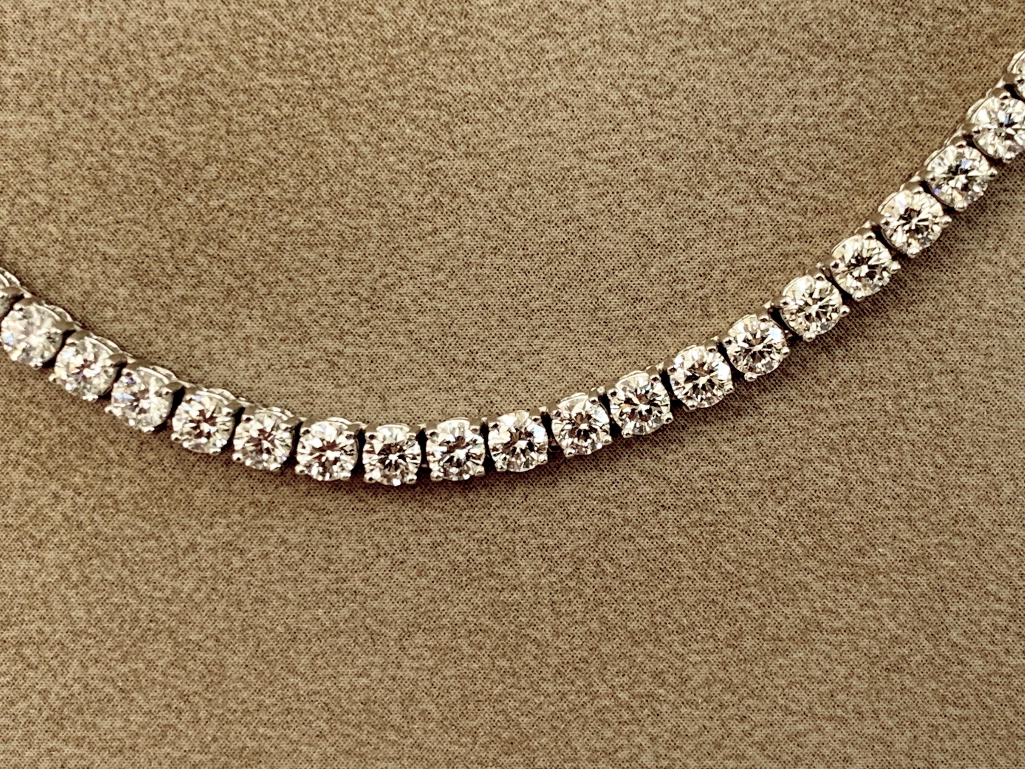 Un classique intemporel, signé par Butcherer. Ce collier étonnant et très polyvalent est composé d'une ligne légèrement graduée d'éblouissants diamants ronds de taille brillant, totalisant 12,06 ct, étincelant à l'intérieur de montures articulées à
