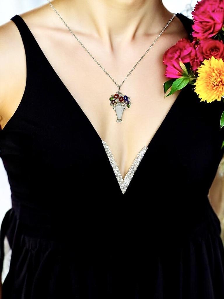 Platino, diamante, cristallo di rocca smerigliato e pietre dure intagliate che raffigurano foglie e fiori in boccio in un vaso, questo ciondolo/spilla è appeso a una catena contemporanea in oro bianco 18 carati da 16 pollici.

Il colorato vaso di