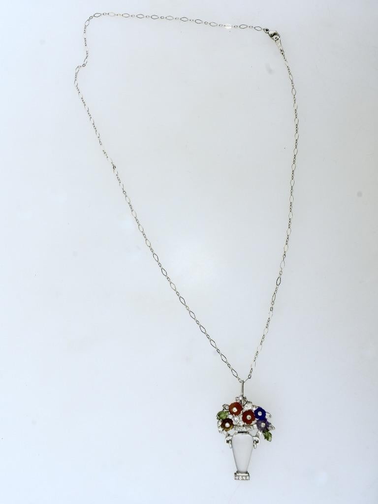 Taglio brillante Diamante, cristallo di rocca  A. Stone - Vaso di fiori scolpito in pietra naturale Spilla/Pendente in vendita