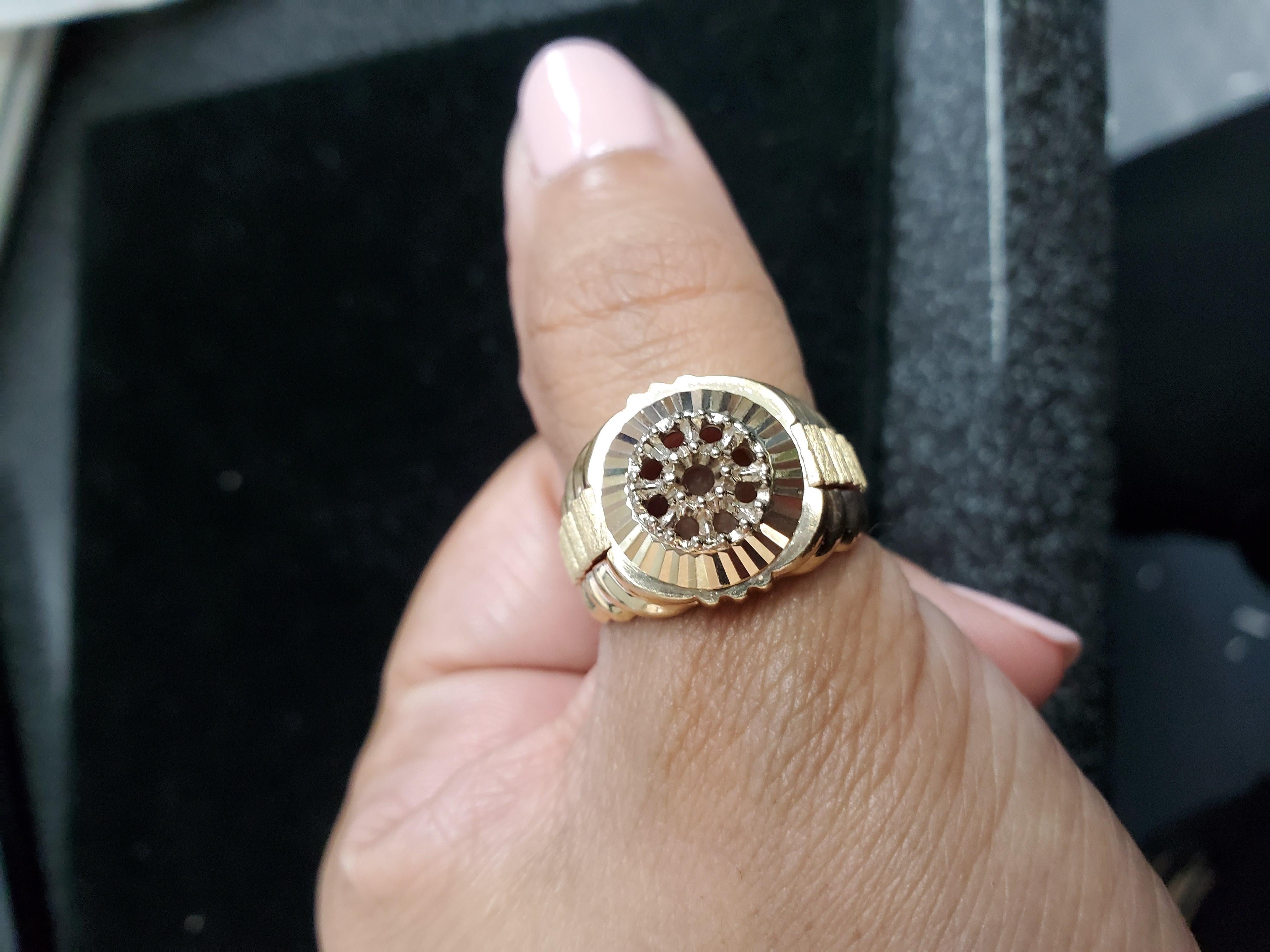 ♥ Produktübersicht ♥

Details: Präsidentschafts-Stil Ring mit geriffelten Lünette & Rinde Zentrum mit polierten Seiten
Hauptstein: Diamant
Ungefähr. Karatgewicht: .55cttw 
Farbe des Diamanten: G/H
Diamant Reinheit: SI1/SI2
Stein-Schliff: Rund
Band