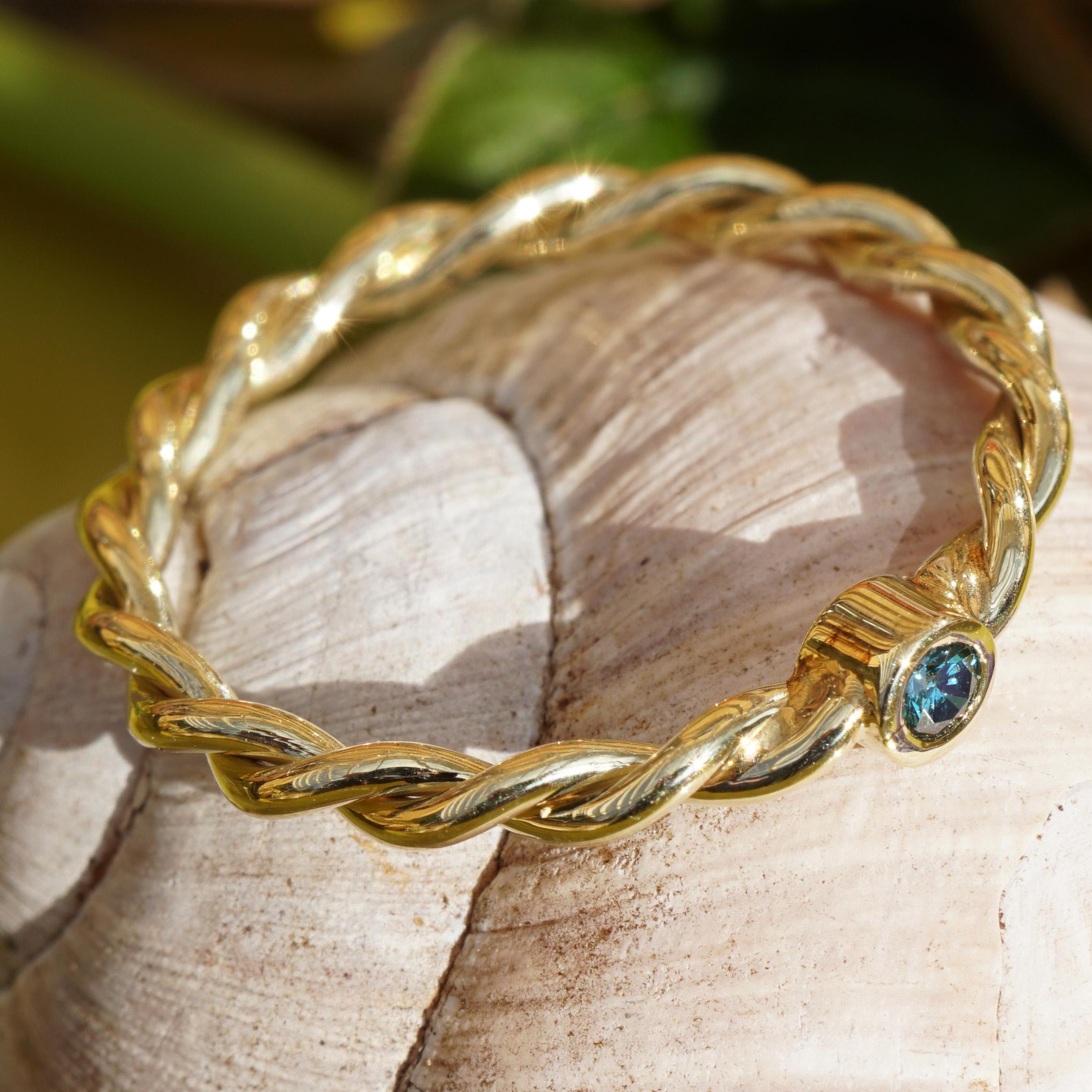Brautring mit Diamant-Seil mit magischem blauem Diamanten in Goldschmiedearbeit (Brillantschliff) im Angebot