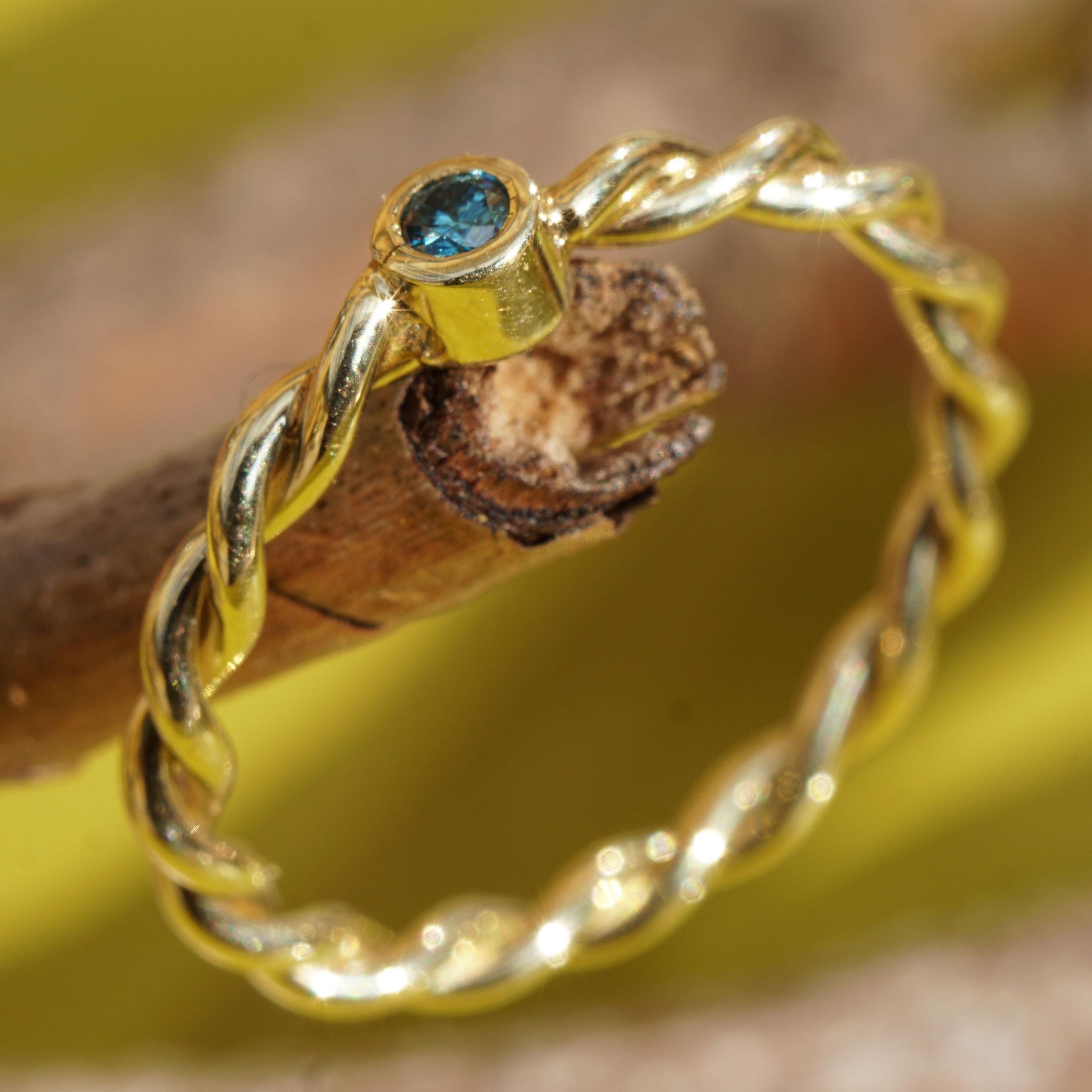 Brautring mit Diamant-Seil mit magischem blauem Diamanten in Goldschmiedearbeit im Zustand „Neu“ im Angebot in Viena, Viena