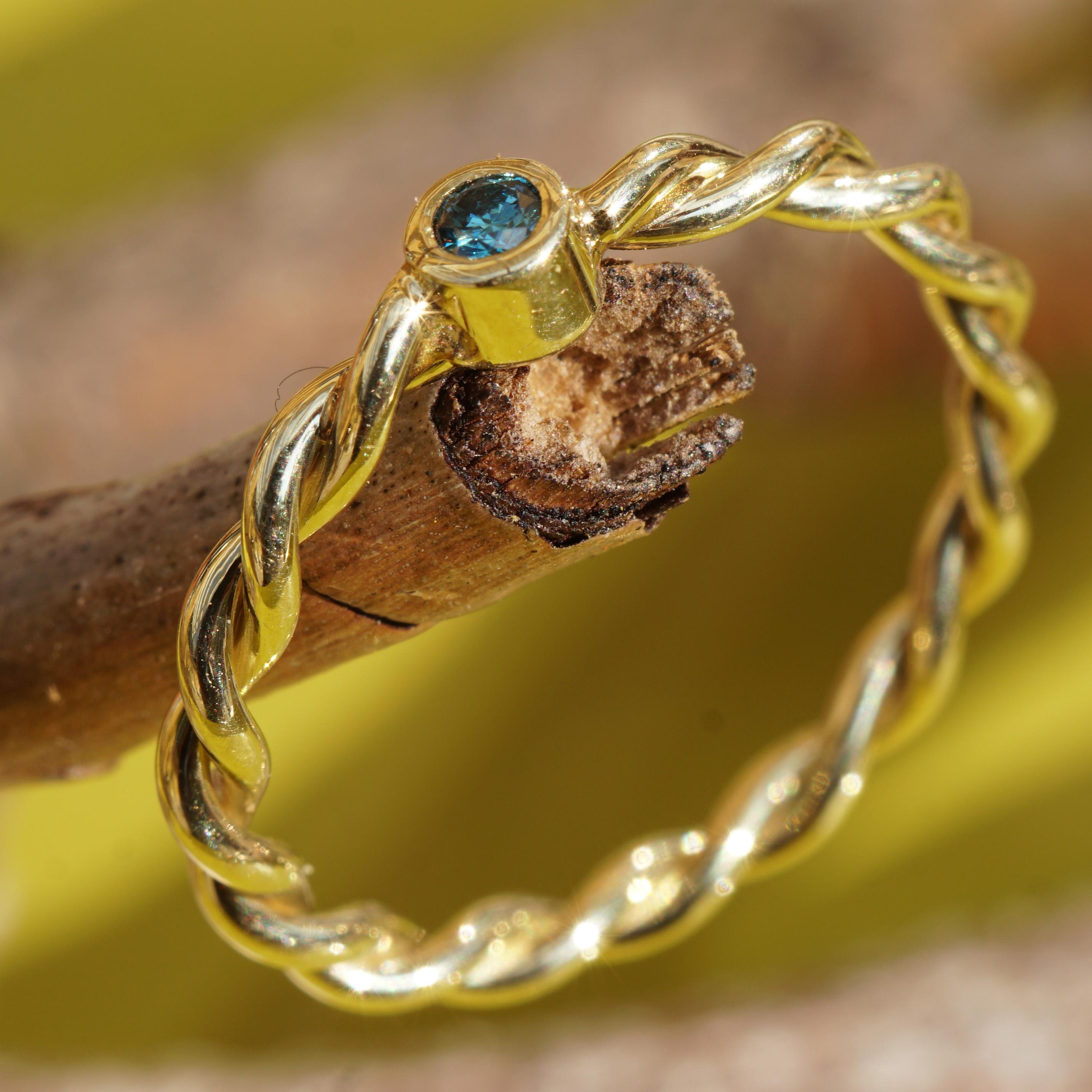 Brautring mit Diamant-Seil mit magischem blauem Diamanten in Goldschmiedearbeit für Damen oder Herren im Angebot