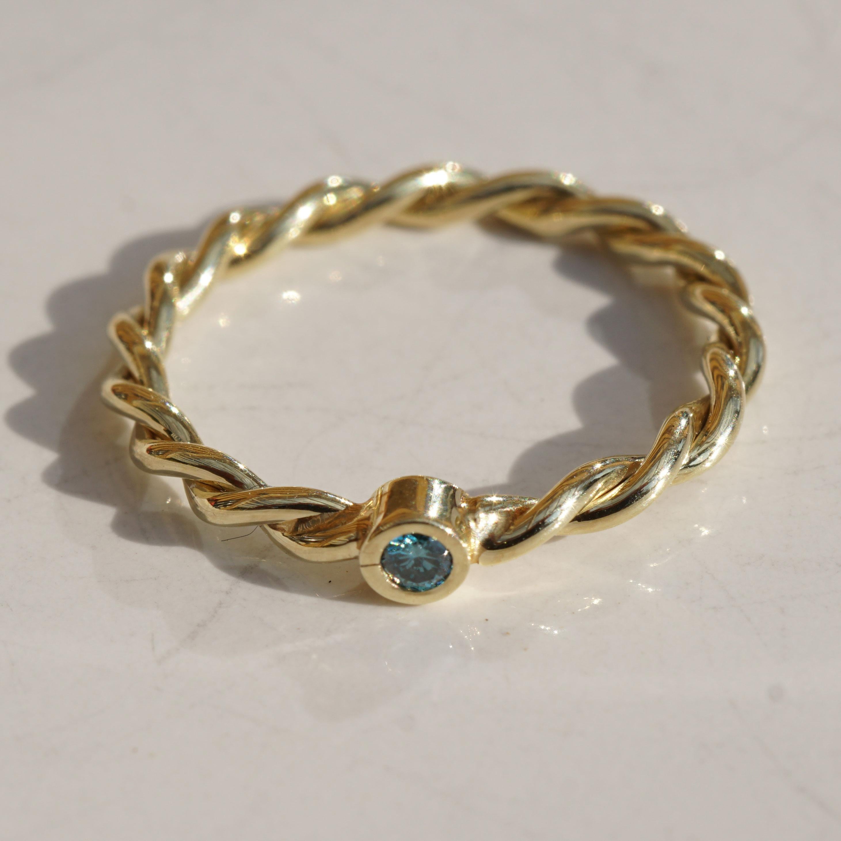 Brautring mit Diamant-Seil mit magischem blauem Diamanten in Goldschmiedearbeit im Angebot 2