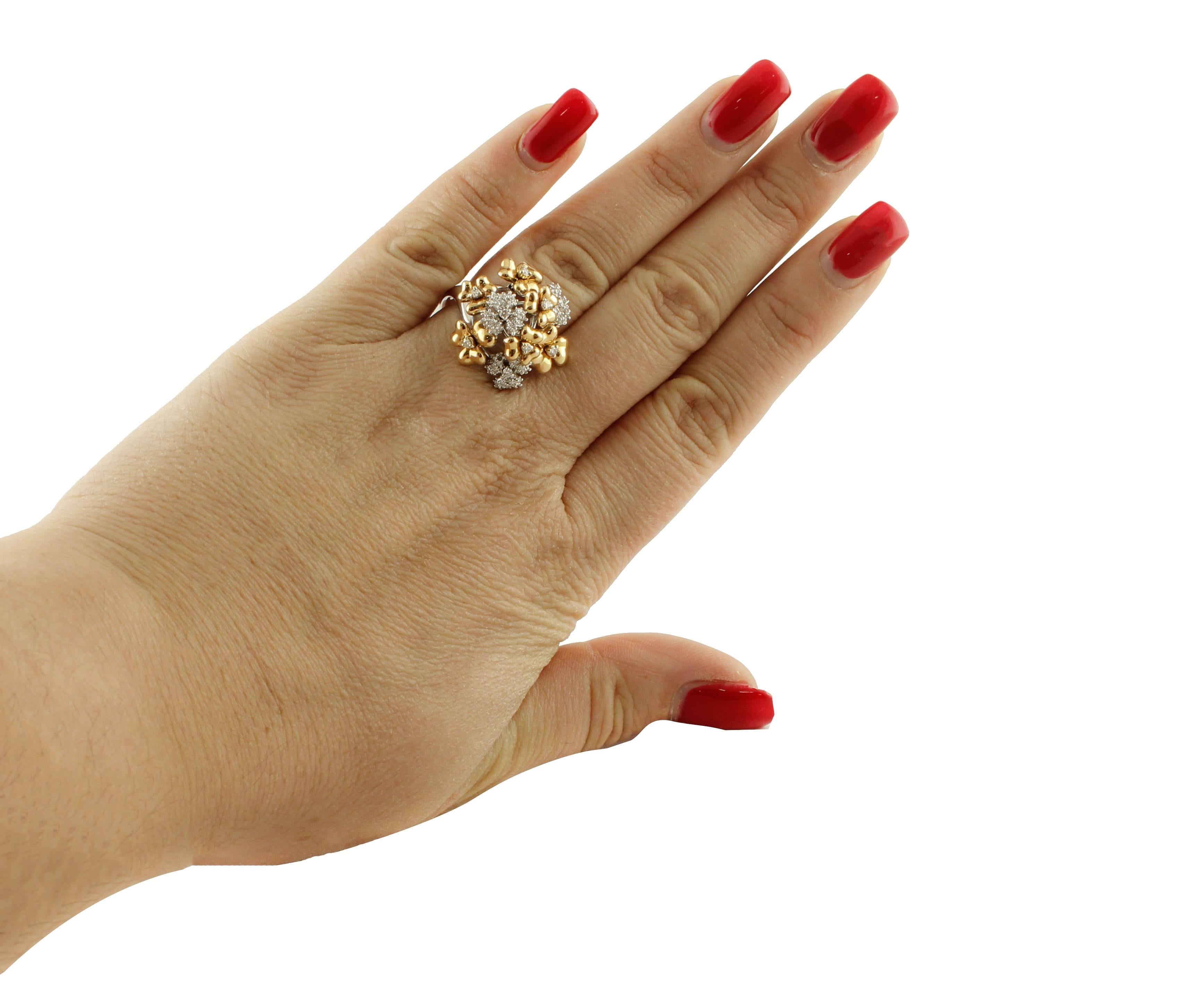 Diamant 18 carats  Bague fleur en or rose et blanc en vente 1