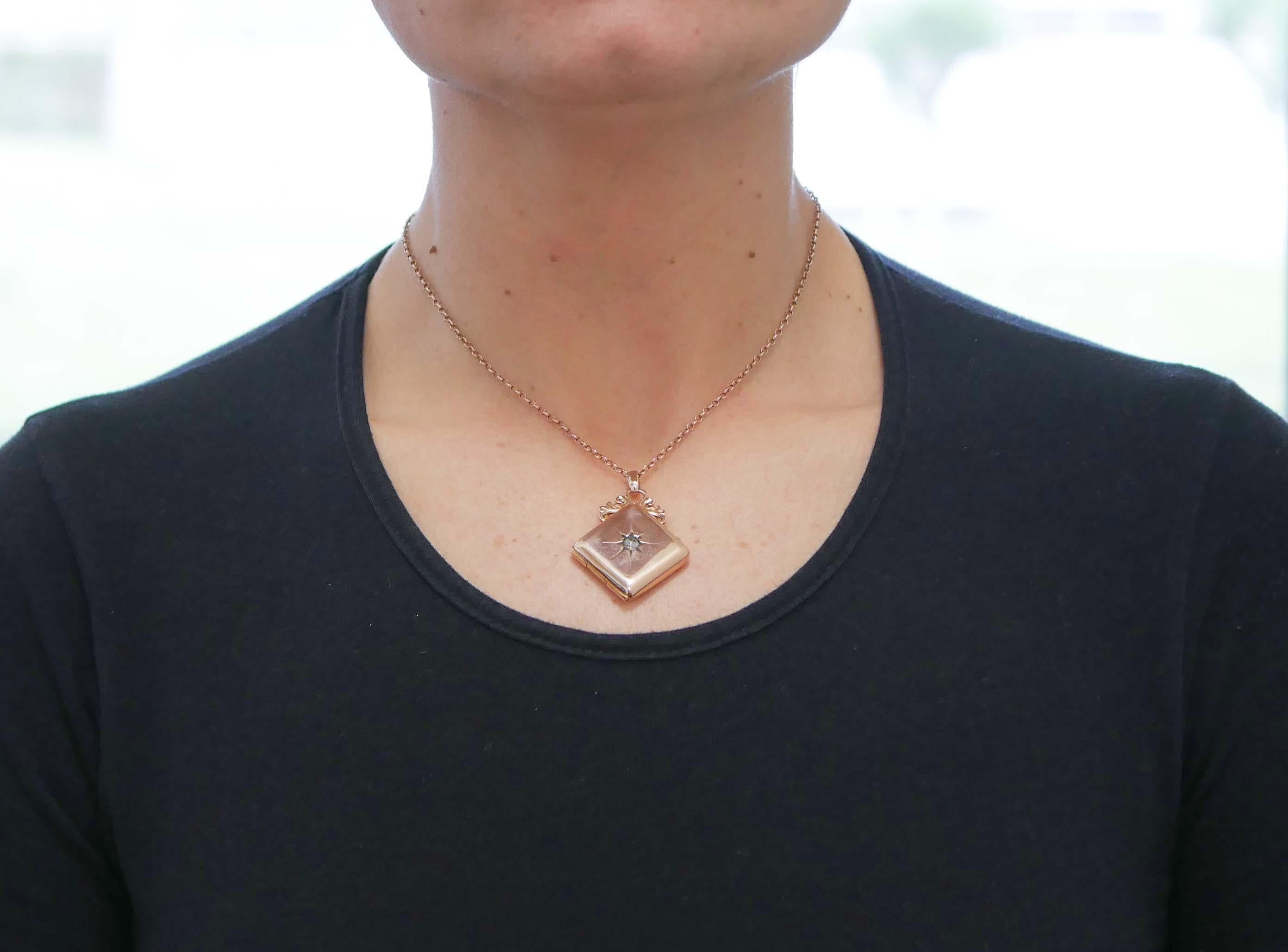 Women's Diamond, Rose Gold Retrò Pendant Nacklace For Sale