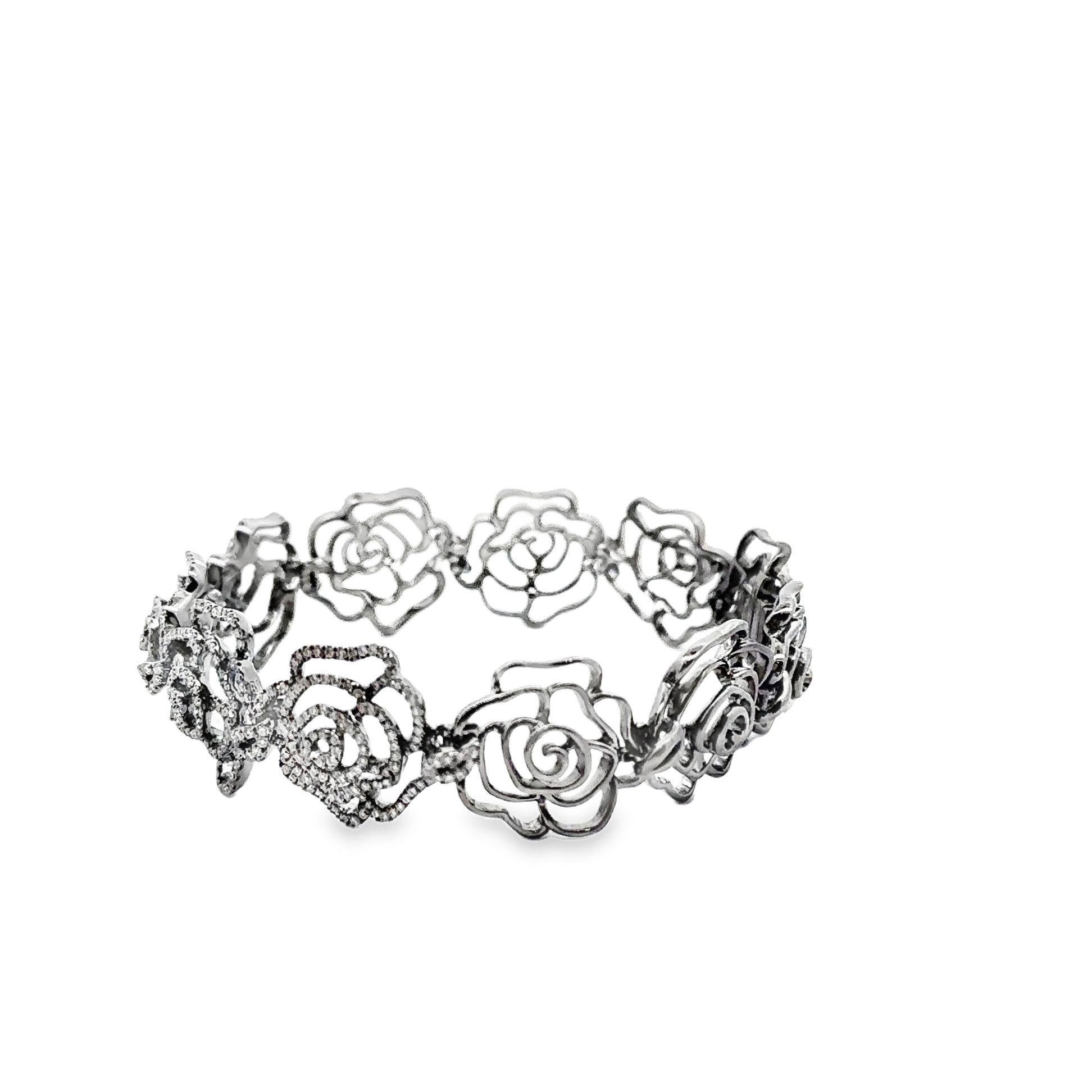 Ce bracelet à maillons contemporain présente des motifs de roses complexes ornés de diamants blancs taillés en rond. Le délicat motif floral est réalisé en or 18 carats avec une finition rhodiée, ce qui rehausse son élégance et lui confère un aspect
