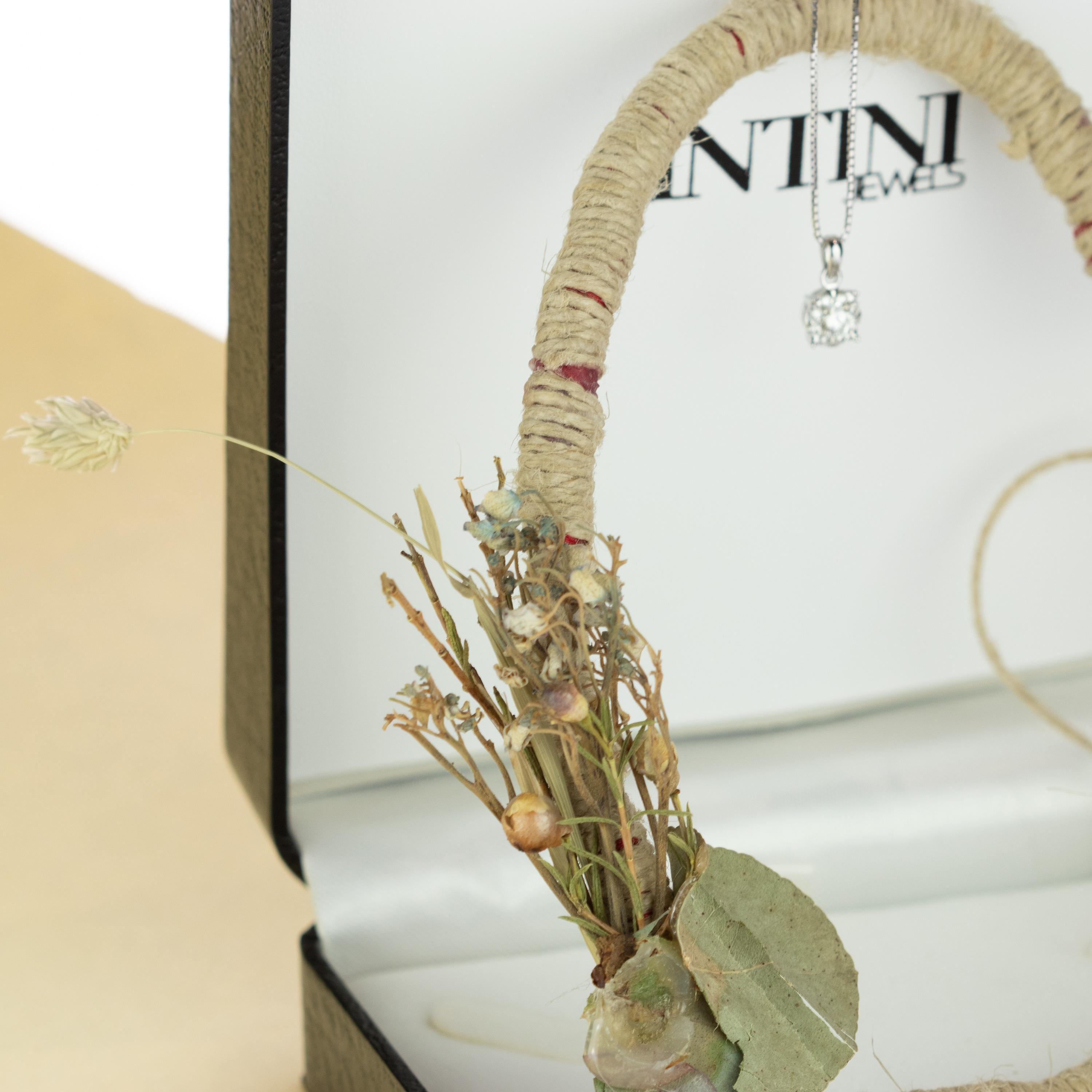 Belle Époque Collier cocktail en or blanc 18 carats avec pendentif en diamants ronds de 0,29 carat, fait main en vente