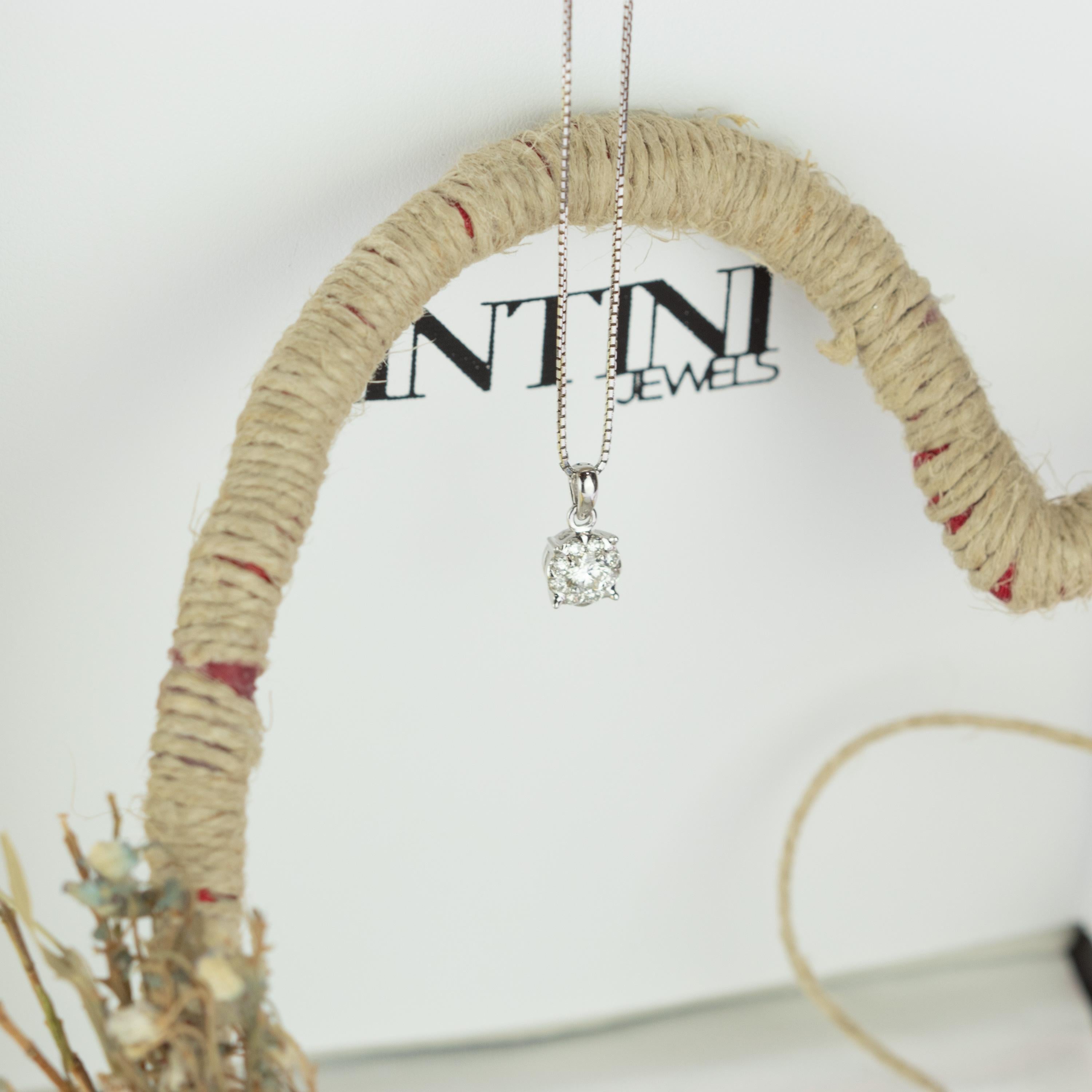 Taille ronde Collier cocktail en or blanc 18 carats avec pendentif en diamants ronds de 0,29 carat, fait main en vente