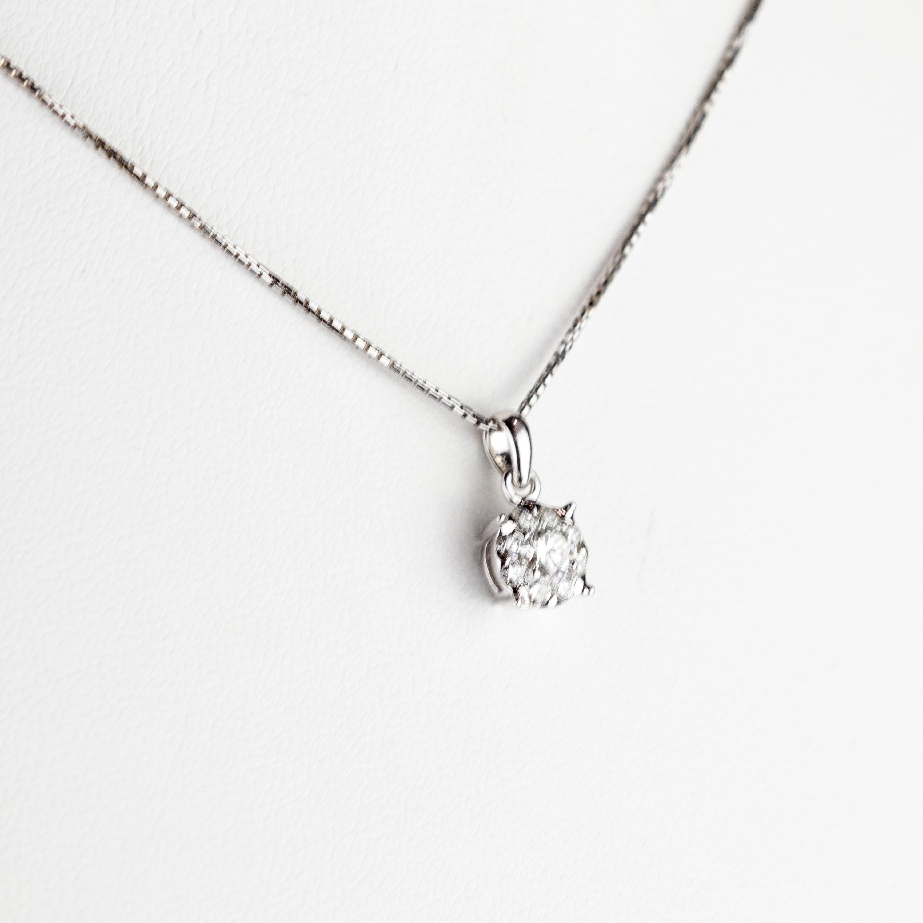 Collier cocktail en or blanc 18 carats avec pendentif en diamants ronds de 0,29 carat, fait main Neuf - En vente à Milano, IT