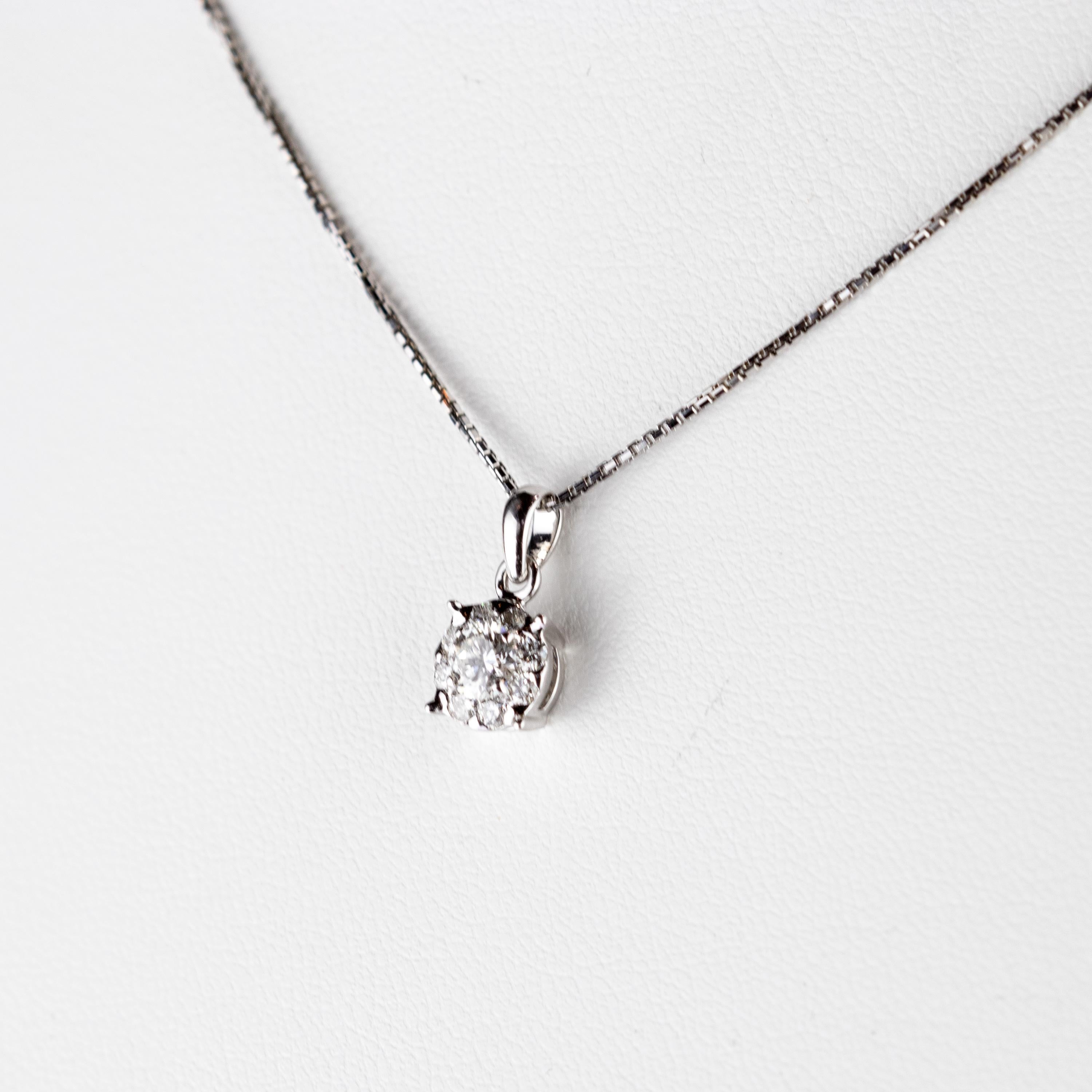 Collier cocktail en or blanc 18 carats avec pendentif en diamants ronds de 0,29 carat, fait main Unisexe en vente