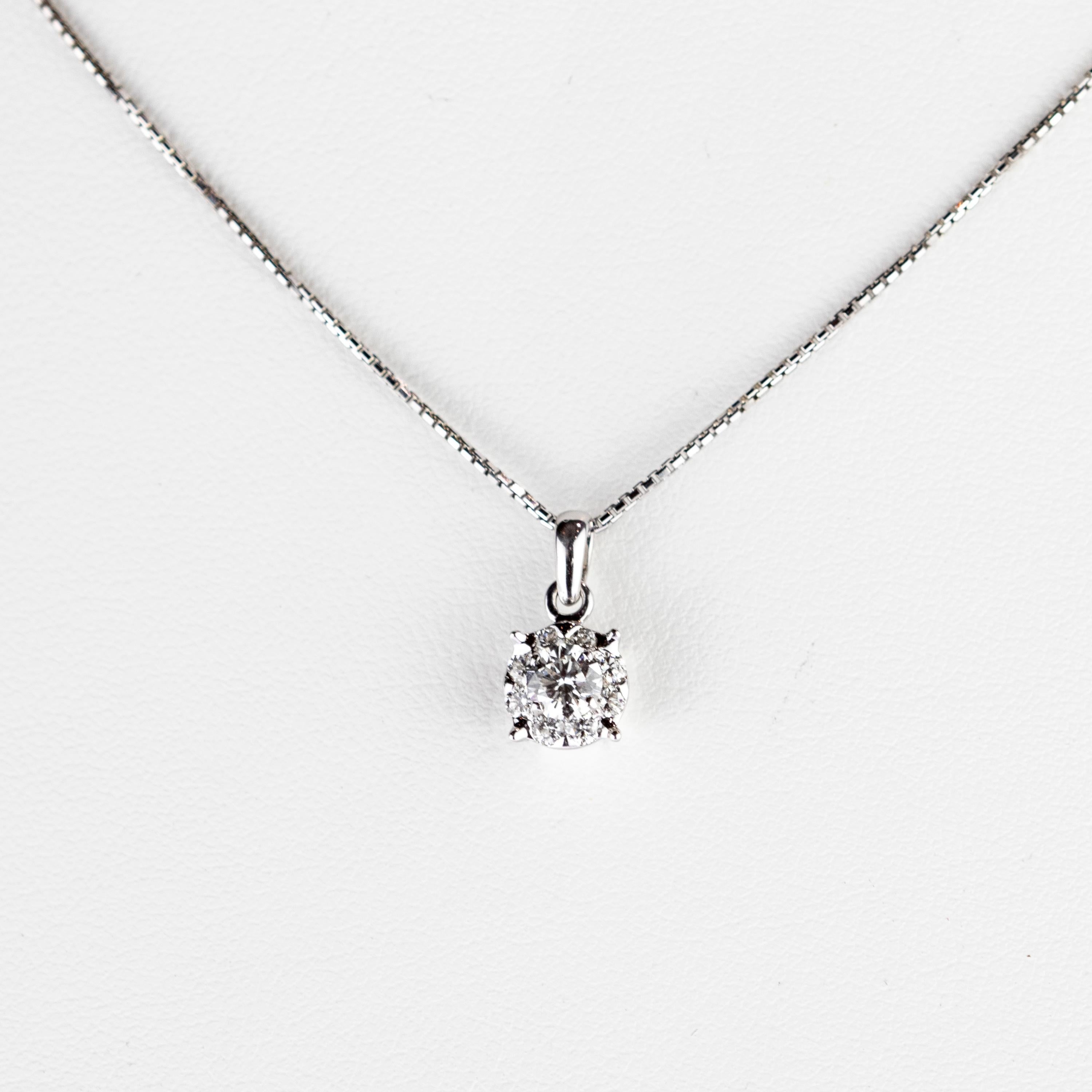 Collier cocktail en or blanc 18 carats avec pendentif en diamants ronds de 0,29 carat, fait main en vente 1