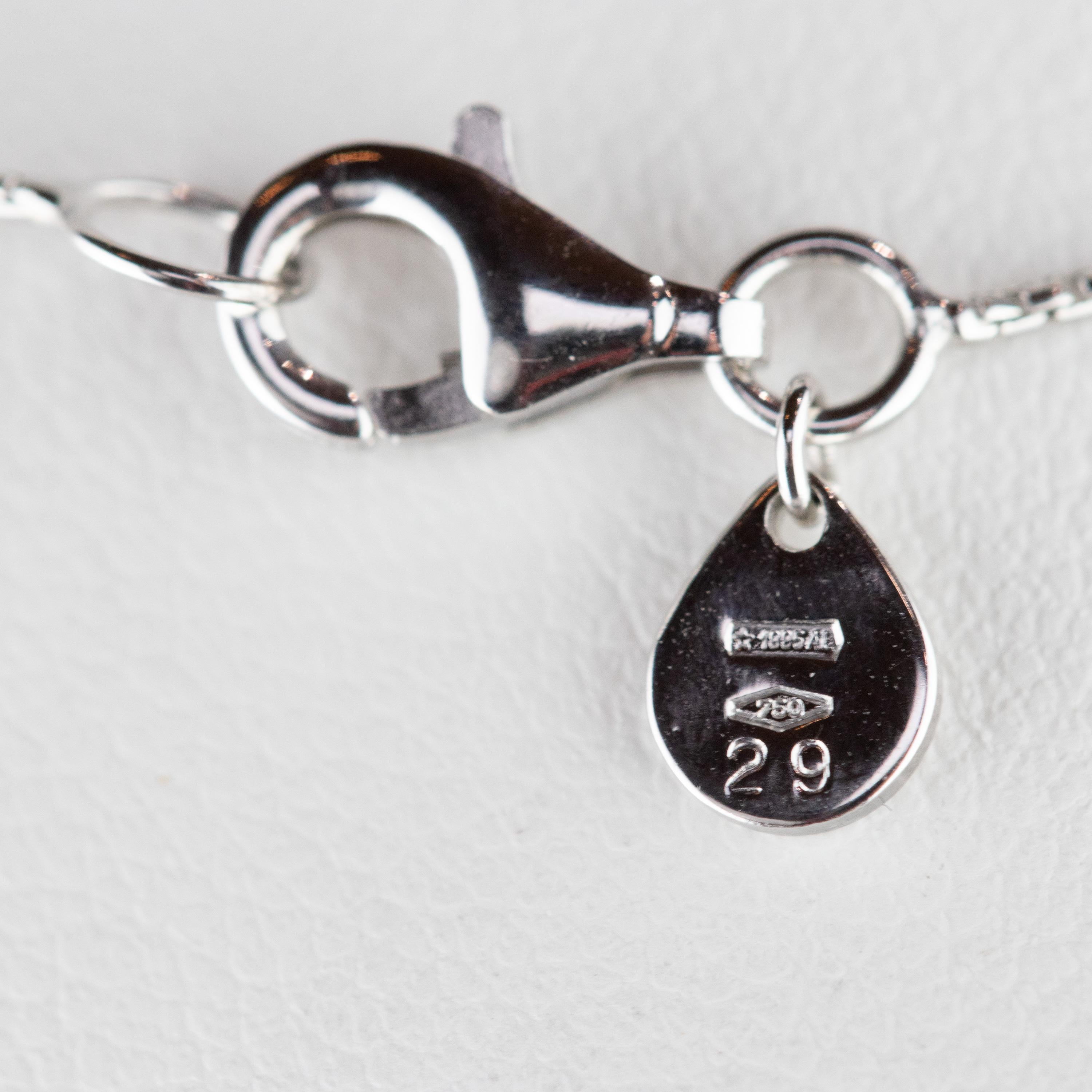 Collier cocktail en or blanc 18 carats avec pendentif en diamants ronds de 0,29 carat, fait main en vente 2