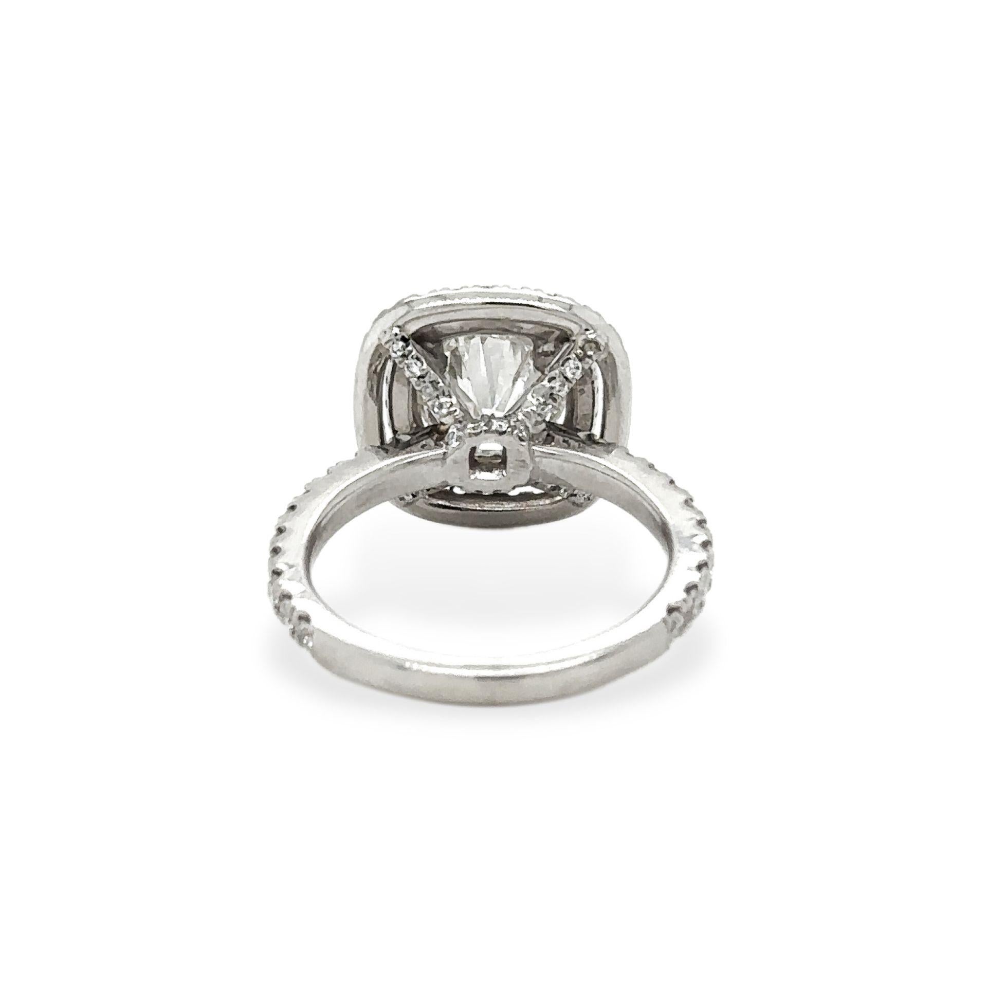 Round Cut Diamond Round 1.25 Carat Engagement Ring Set in Platinum For Sale