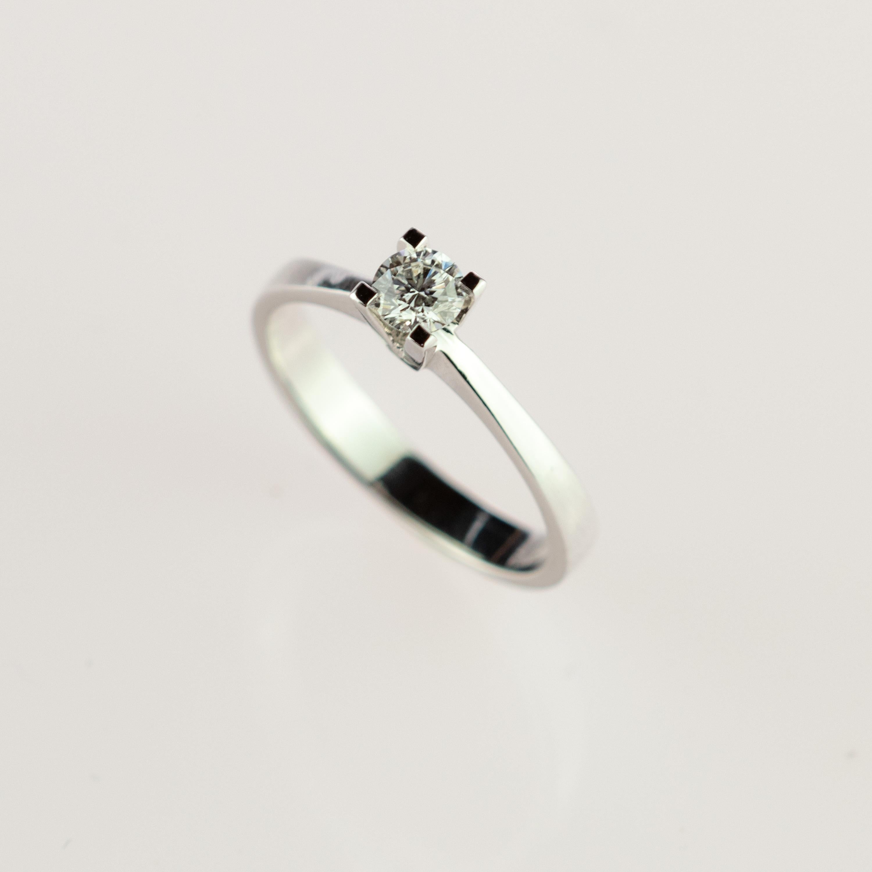 Modern Diamond Round 18 Karat Gold Engagement Solitaire Wedding AIG Certified Ring For Sale