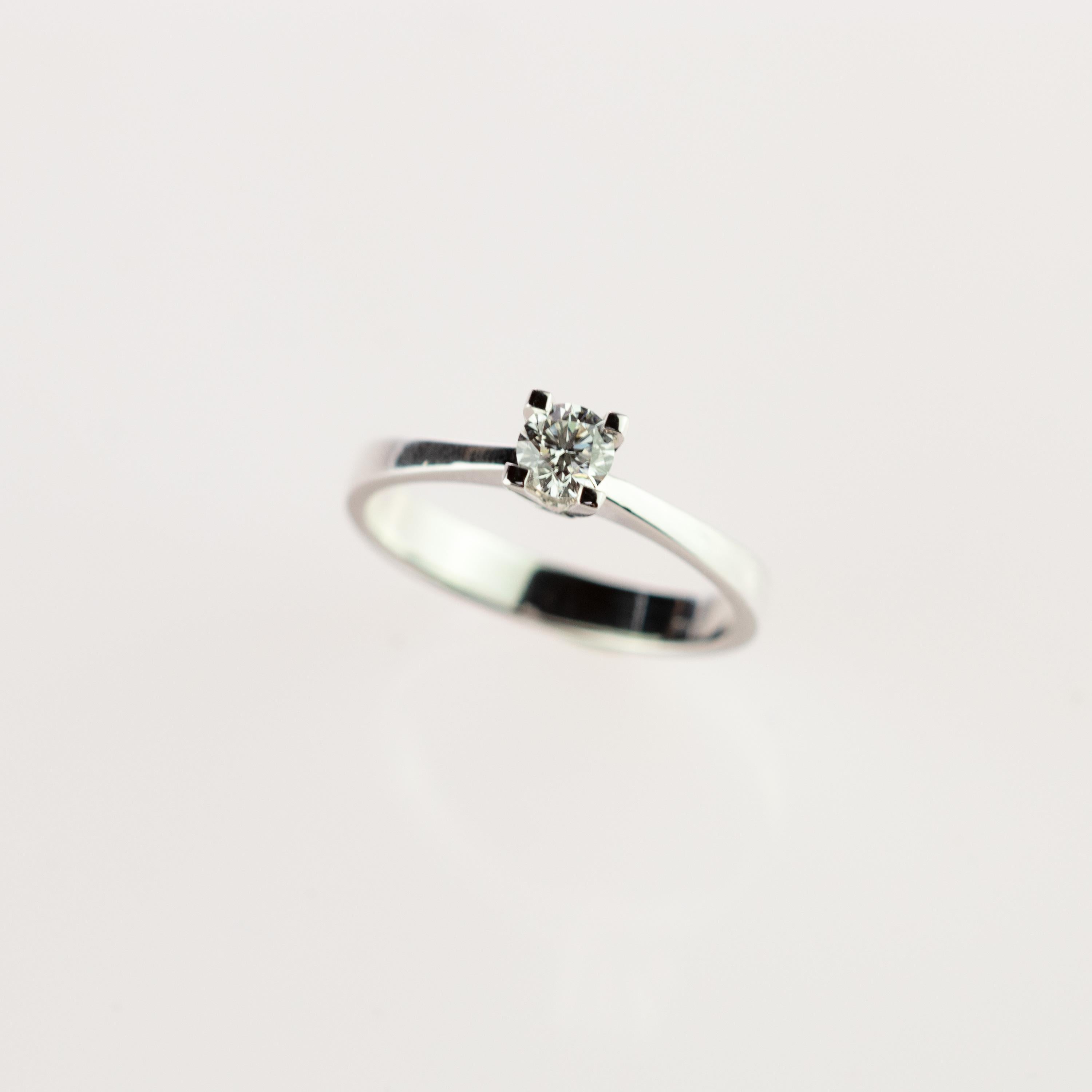 Round Cut Diamond Round 18 Karat Gold Engagement Solitaire Wedding AIG Certified Ring For Sale