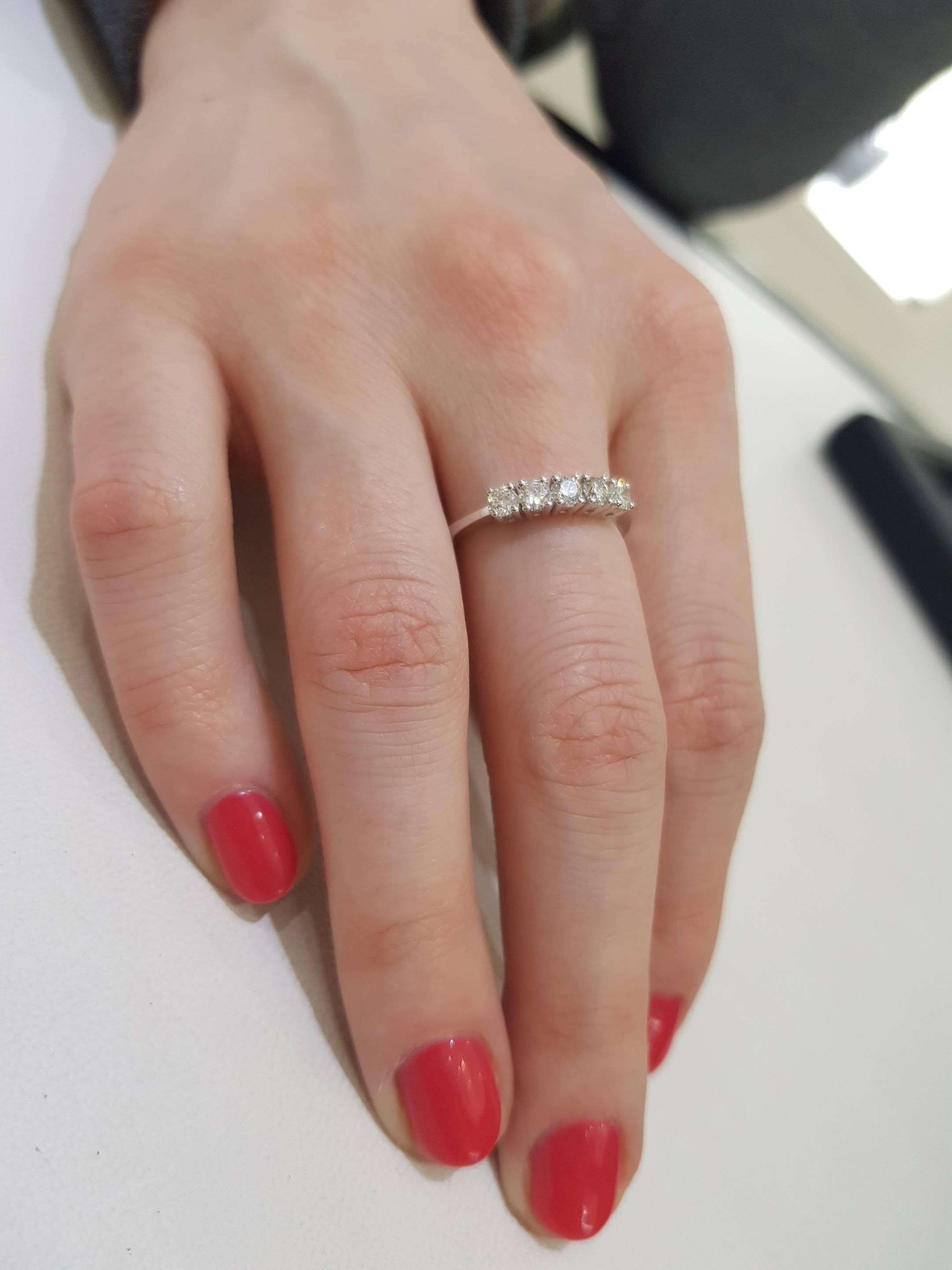0,50 Quilates Diamante Redondo 5 Piedras 18KT Oro Blanco Anillo Media Eternidad Tresor Band Moderno en venta