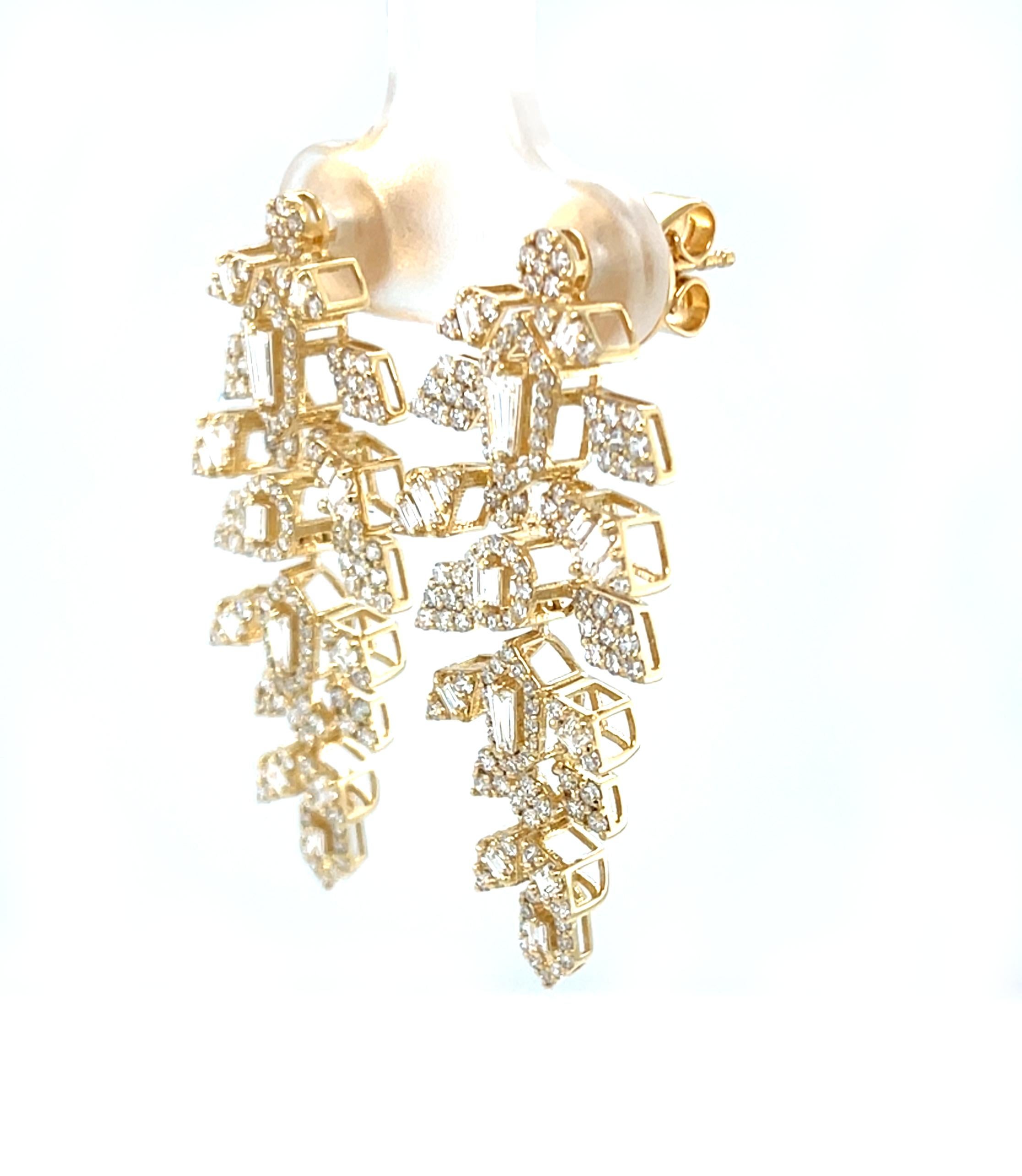 Questi affascinanti orecchini pendenti presentano una splendida composizione di diamanti rotondi e baguette in un design elegante e fluido che farà sentire ogni giorno come un'occasione speciale! I diamanti tondi brillanti incastonati, in