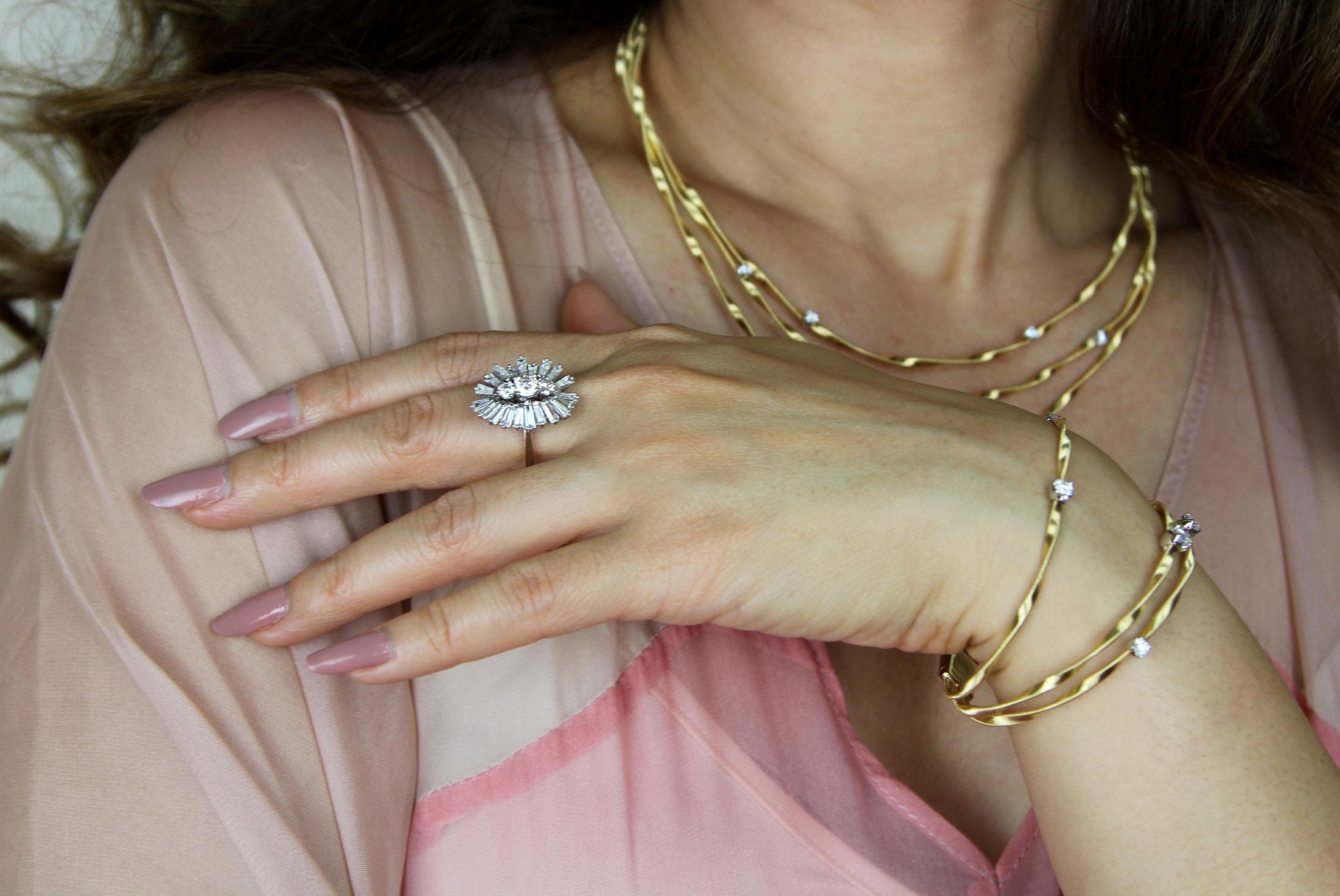 Bague cocktail en diamant en or blanc 18 carats. La conception féminine et délicate offre un sens raffiné de l'autonomisation gracieuse qui évoque une confiance tranquille. Les diamants tracent de manière fluide les courbes de ce design