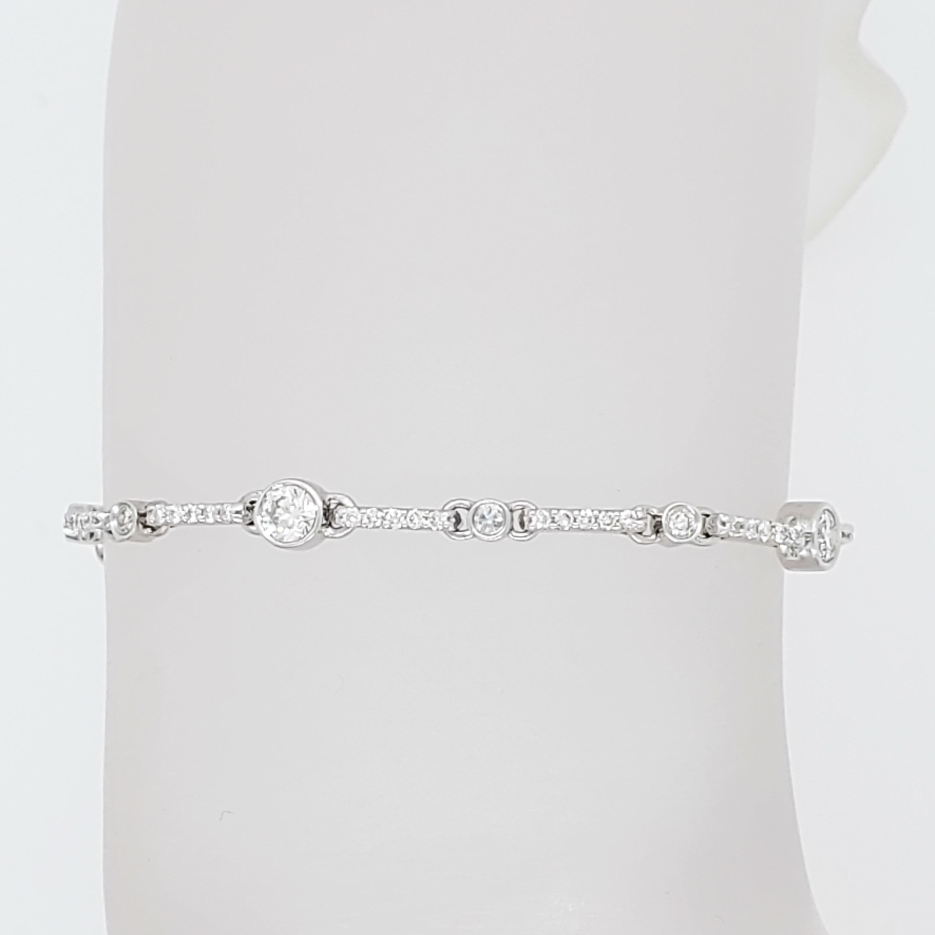 Diamond Round Bracelet in 14k White Gold In New Condition For Sale In Los Angeles, CA