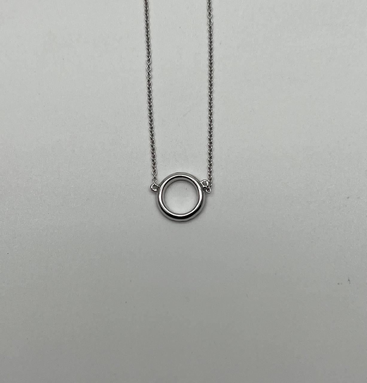 Taglio brillante Collana con ciondolo a catena in oro bianco 18 carati con diamante e cerchio in vendita