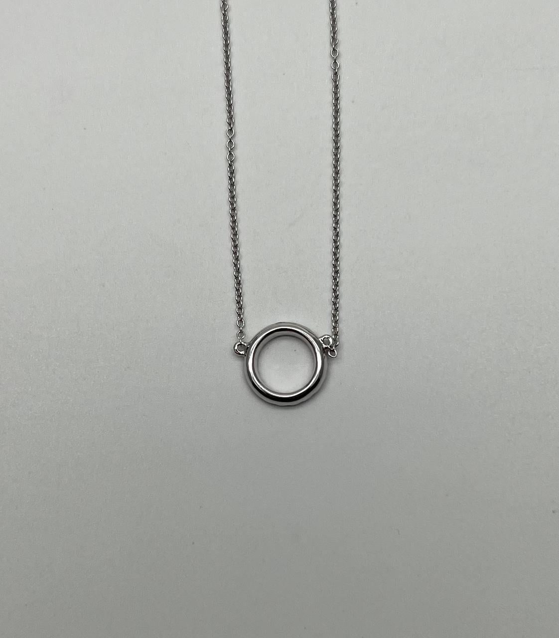 Collana con ciondolo a catena in oro bianco 18 carati con diamante e cerchio In condizioni Nuovo in vendita a Oakton, VA