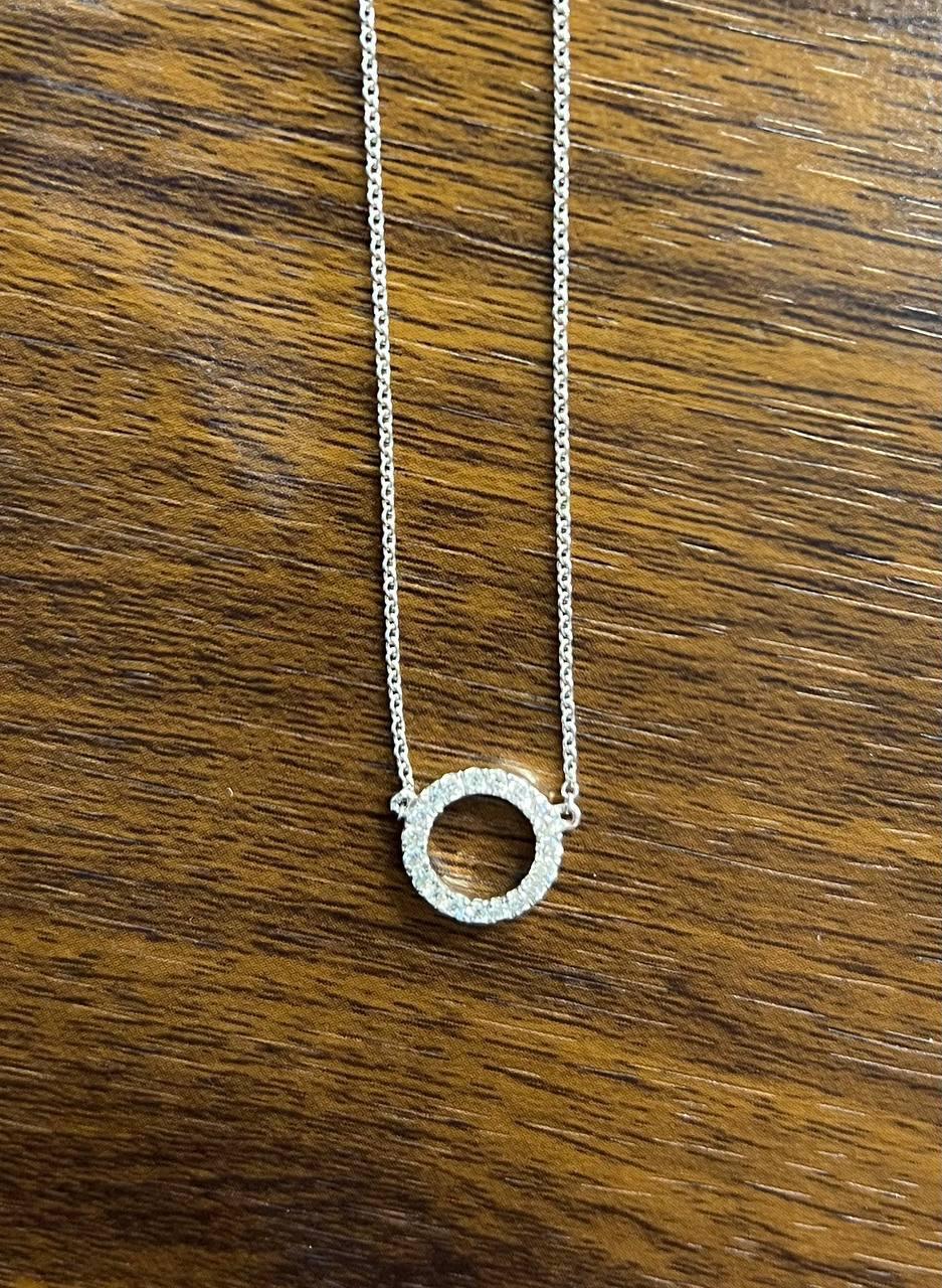 Collana con ciondolo a catena in oro bianco 18 carati con diamante e cerchio in vendita 1