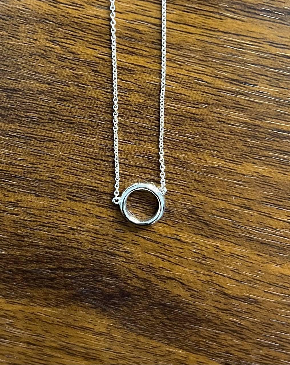 Collana con ciondolo a catena in oro bianco 18 carati con diamante e cerchio in vendita 2