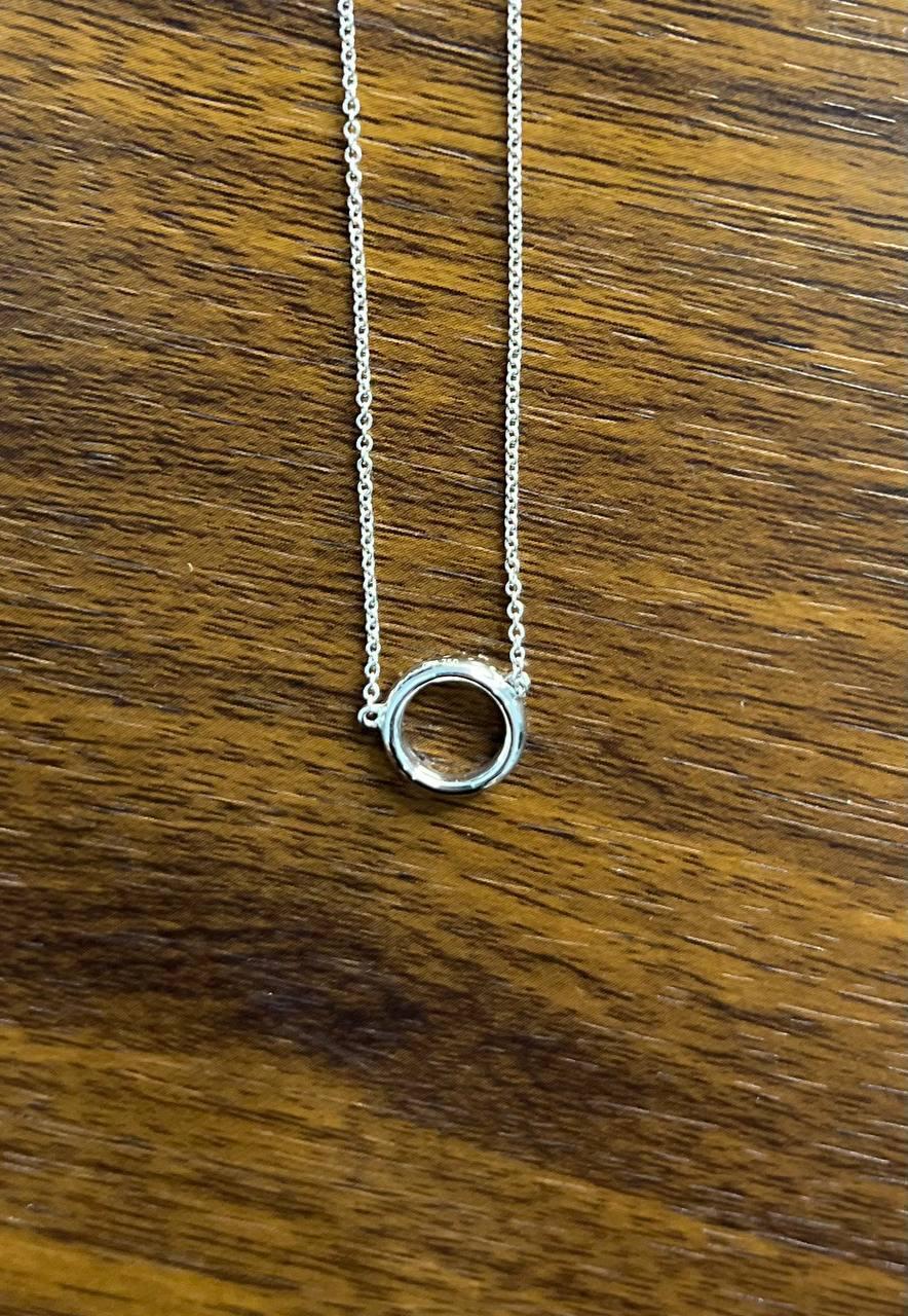 Collana con ciondolo a catena in oro bianco 18 carati con diamante e cerchio in vendita 3